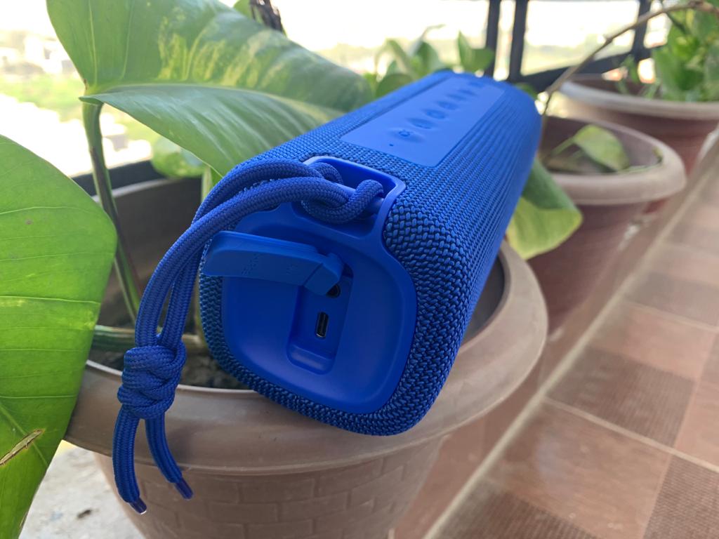 It delivers 16W audio output using two 8W speakers. It delivers 16W audio output using two 8W speakers.