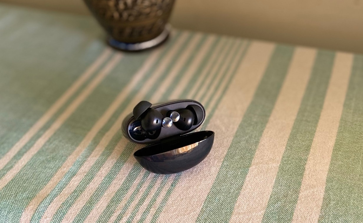 It also boasts features like a low latency mode (88ms) for gaming and transparency mode.