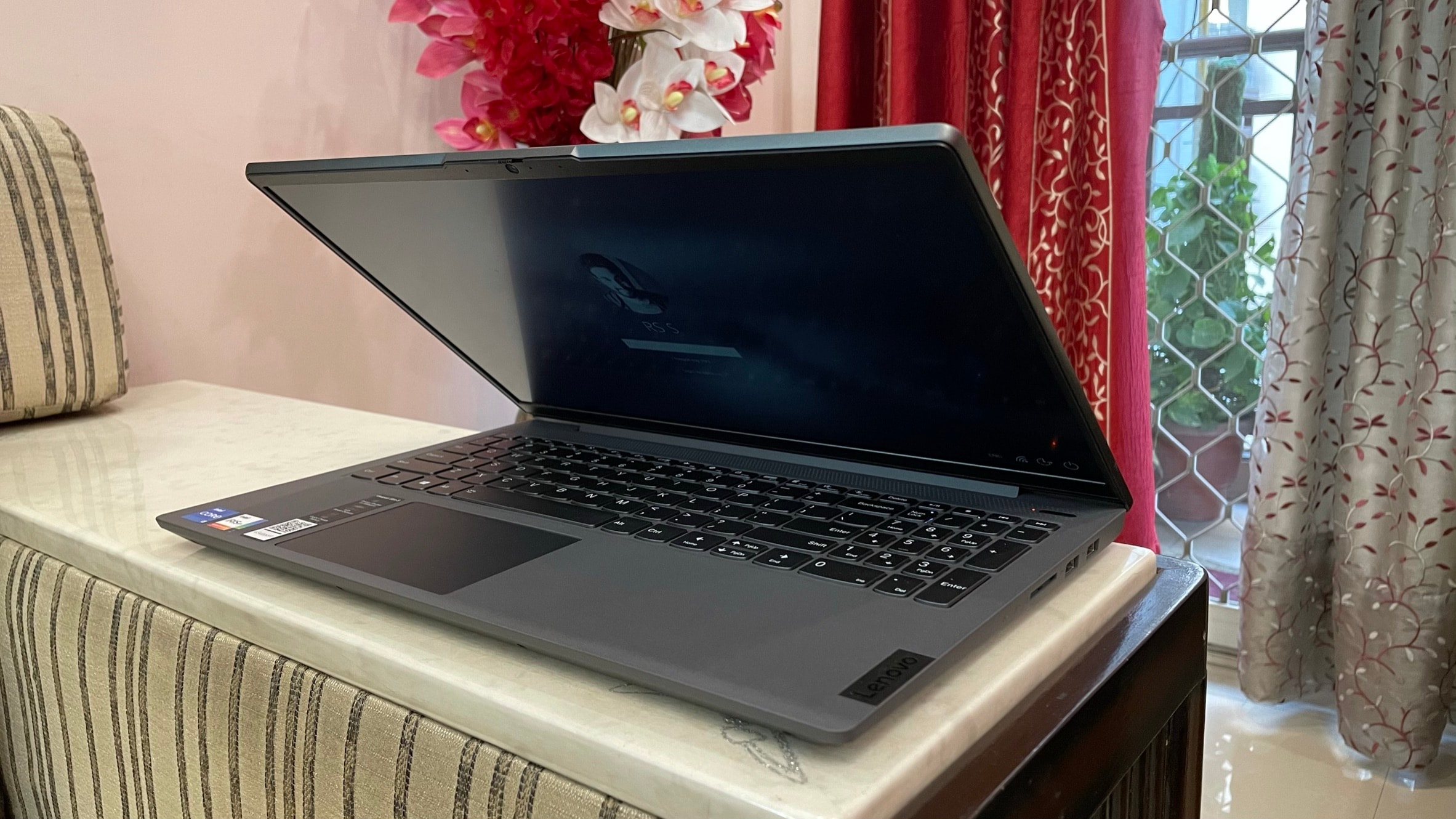 IdeaPad Slim 5i has a full-sized keyboard along with a numeric pad that is always convenient. IdeaPad Slim 5i has a full-sized keyboard along with a numeric pad that is always convenient.