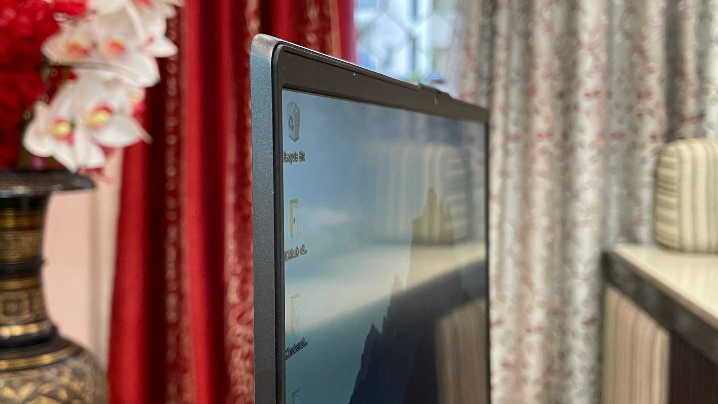 It has a 15.6-inch IPS screen that comes with sRGB and NTSC colour spectrum coverage based on the variant you buy. It has a 15.6-inch IPS screen that comes with sRGB and NTSC colour spectrum coverage based on the variant you buy.