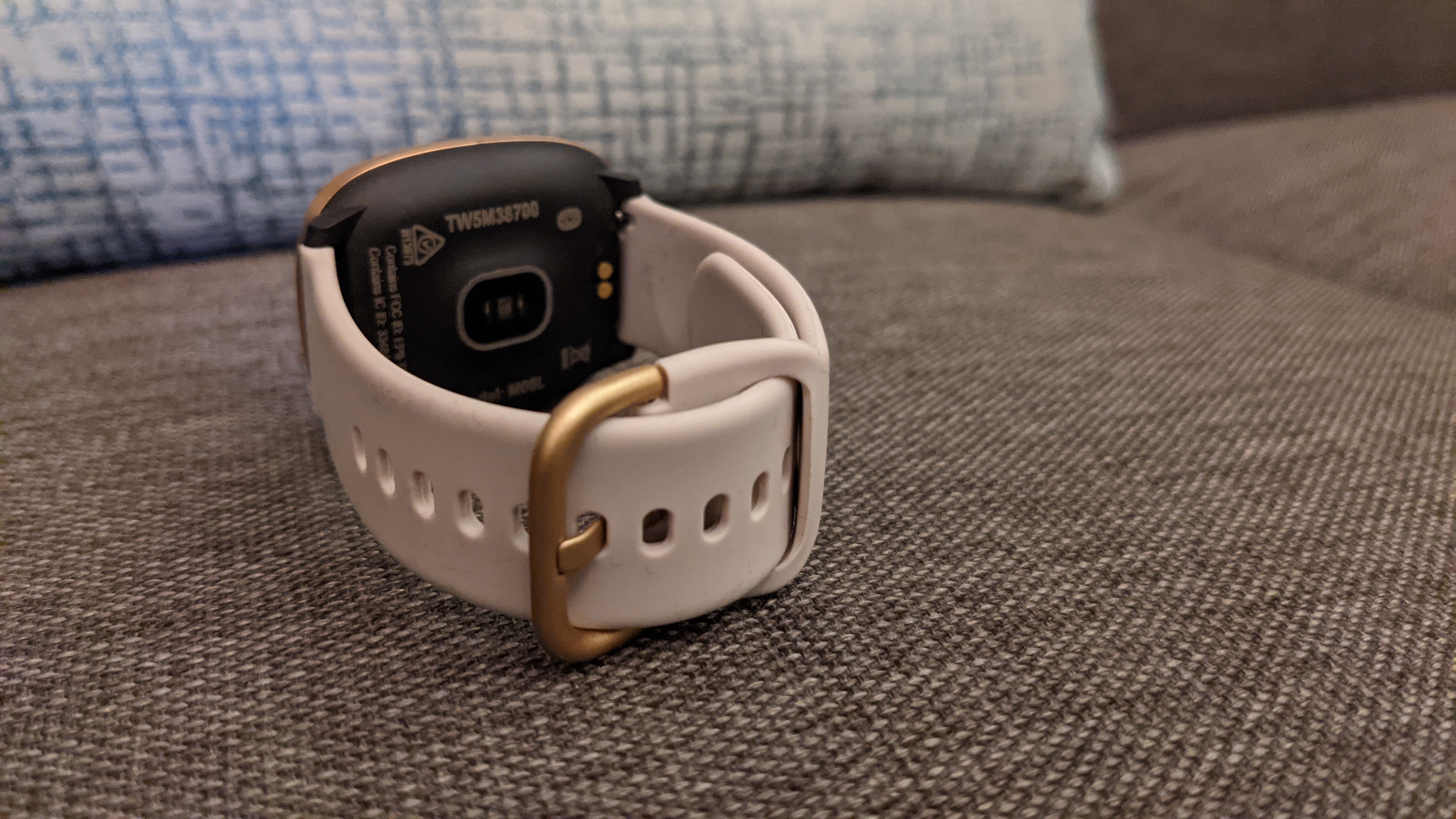 You get a handful of colour options on the strap including Silver, Gold, Pink, and Black. The Silver and the Gold are metal mesh straps, the Pink and Black are silicone. You get a handful of colour options on the strap including Silver, Gold, Pink, and Black. The Silver and the Gold are metal mesh straps, the Pink and Black are silicone.
