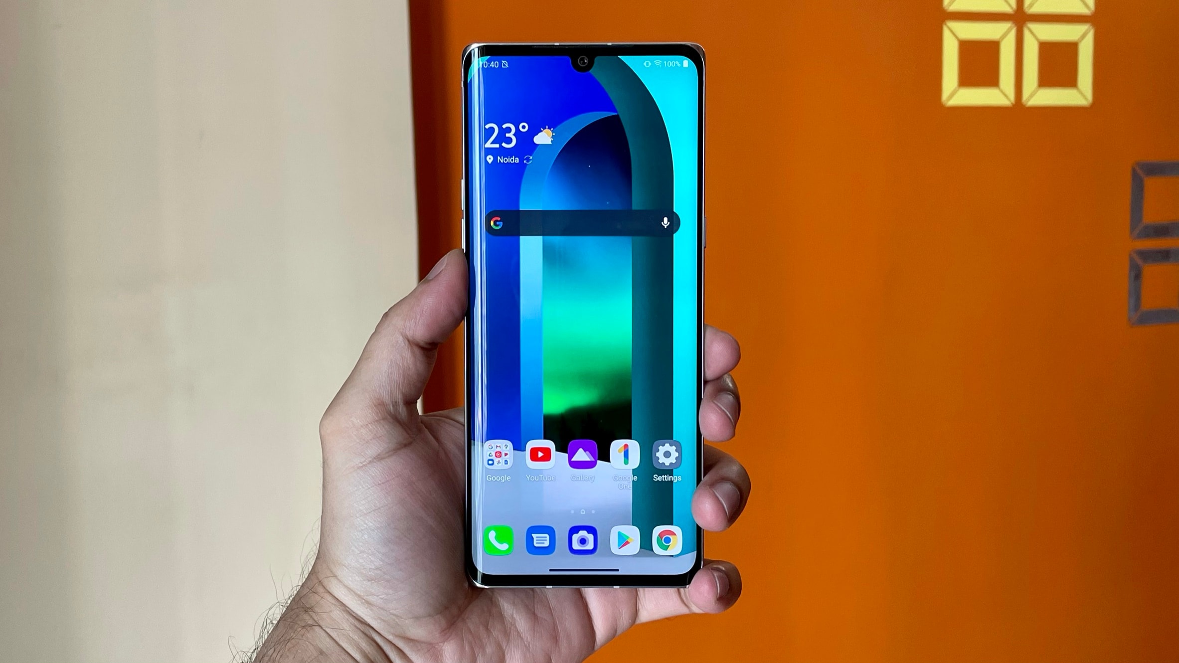 LG Velvet sports a 6.8-inch P-OLED panel with 2460x1080 pixels and an aspect ratio of 20.5:9. LG Velvet sports a 6.8-inch P-OLED panel with 2460x1080 pixels and an aspect ratio of 20.5:9.
