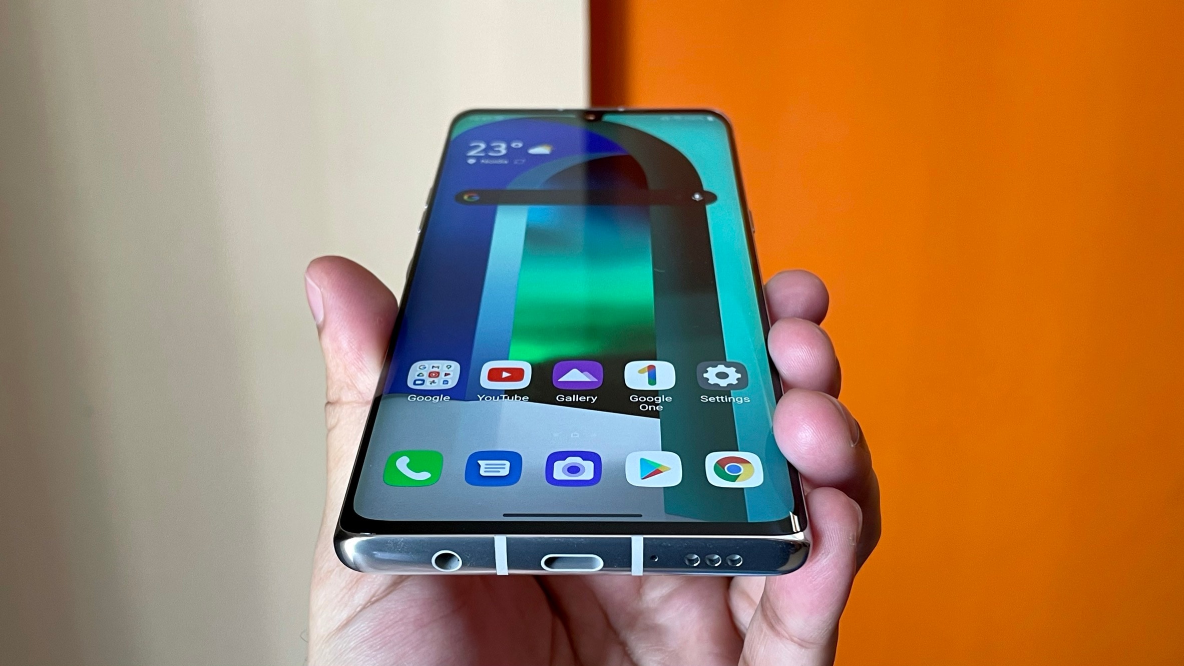 You still get a 3.5mm headphone jack at the bottom, along with a USB Type-C port and speaker grille in LG Velvet. You still get a 3.5mm headphone jack at the bottom, along with a USB Type-C port and speaker grille in LG Velvet.