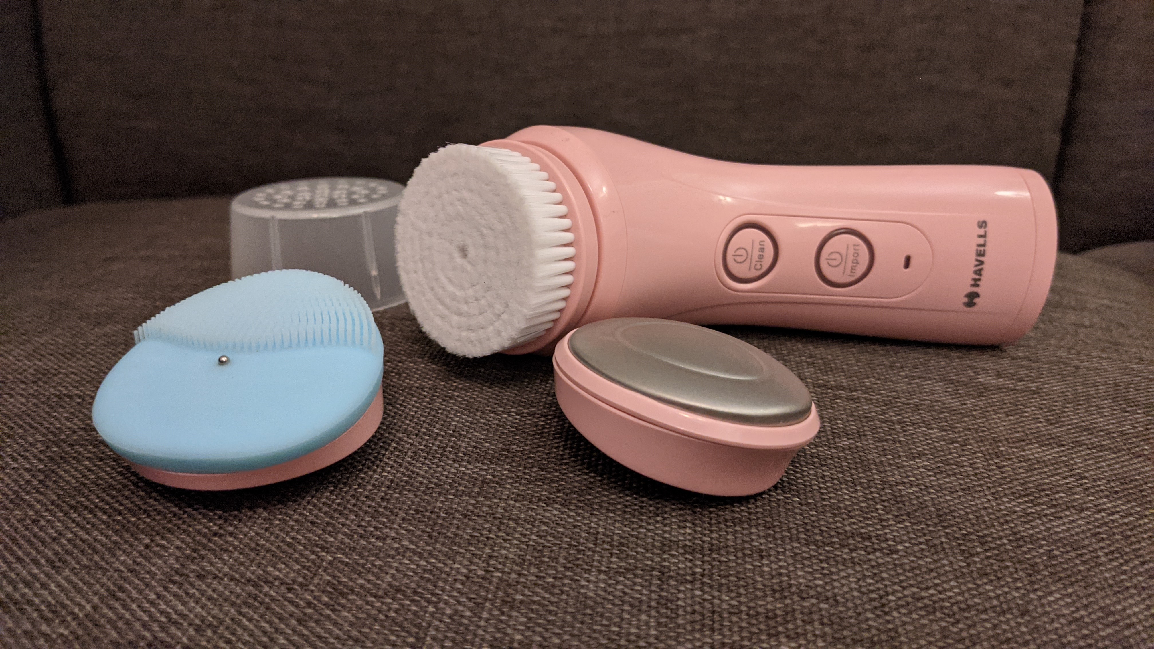 The Havells Facial Cleanser takes about 3 hours of charging to give you a 30-minute runtime. While this is not optimal to cover all the functions, it can easily pull you through single, independent sessions. The Havells Facial Cleanser takes about 3 hours of charging to give you a 30-minute runtime. While this is not optimal to cover all the functions, it can easily pull you through single, independent sessions.