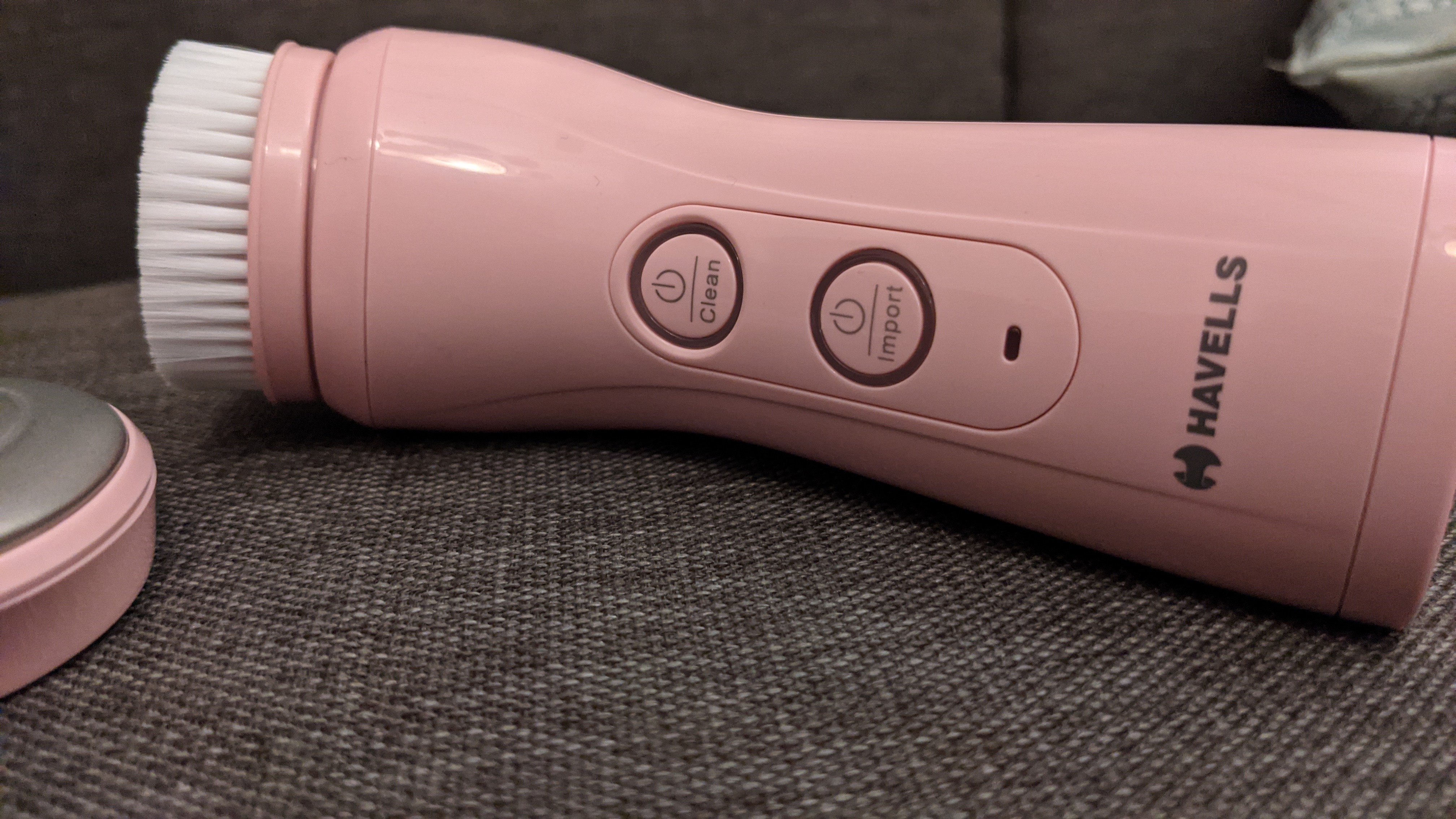 The Havells Facial Cleanser comes with two modes of operation - there is a clean mode with three settings and an Import mode with three settings. You will need to try them out to see what feels best on your face. The Havells Facial Cleanser comes with two modes of operation - there is a clean mode with three settings and an Import mode with three settings. You will need to try them out to see what feels best on your face.