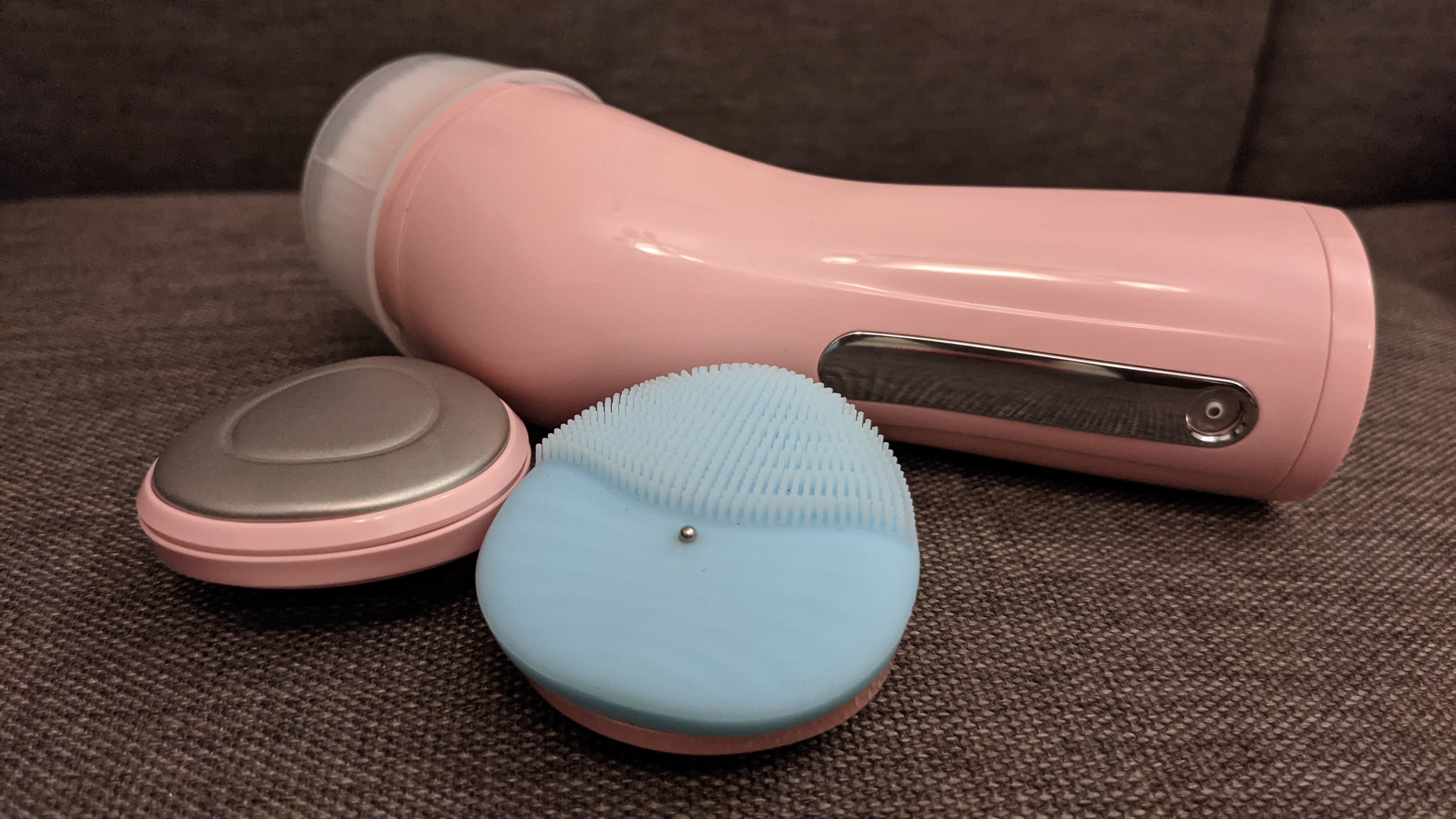The Havells Facial Cleanser also comes with a protective lid for the brush cleaner head since the bristles are soft. The Havells Facial Cleanser also comes with a protective lid for the brush cleaner head since the bristles are soft.