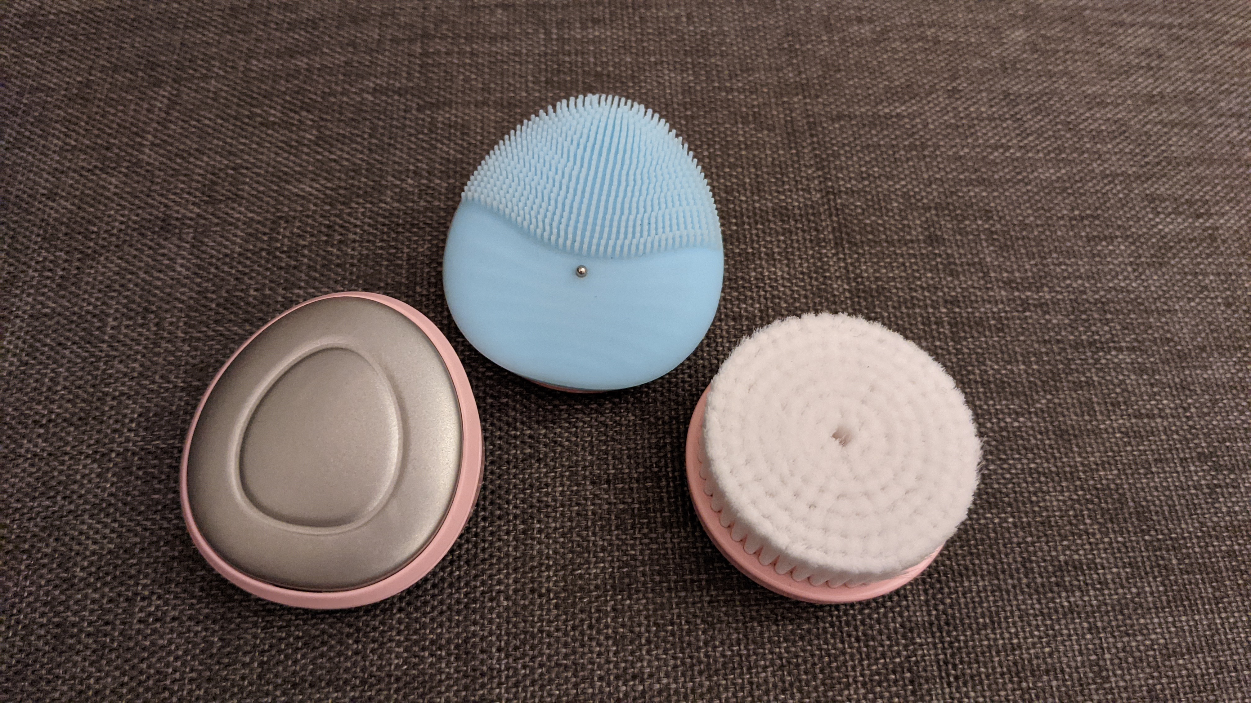 (L to R) You get the iontophoresis head that helps rejuvenate the skin, a silicone head to help in exfoliation and a brush head to help in cleansing. (L to R) You get the iontophoresis head that helps rejuvenate the skin, a silicone head to help in exfoliation and a brush head to help in cleansing.
