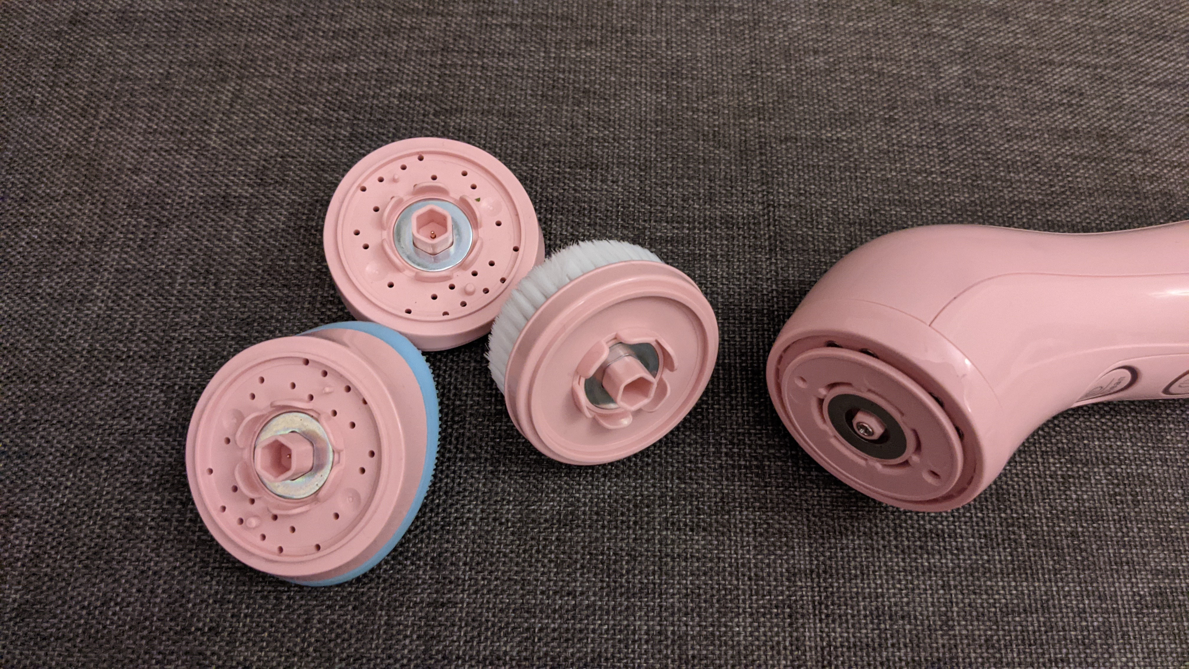 All the different heads on the Havells Facial Cleanser can be attached and removed easily without any hassles and are all moisture resistant. All the different heads on the Havells Facial Cleanser can be attached and removed easily without any hassles and are all moisture resistant.