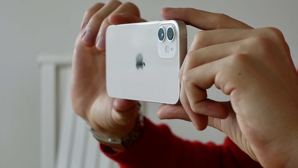 Apple iPhone 12. Apple iPhone 12.