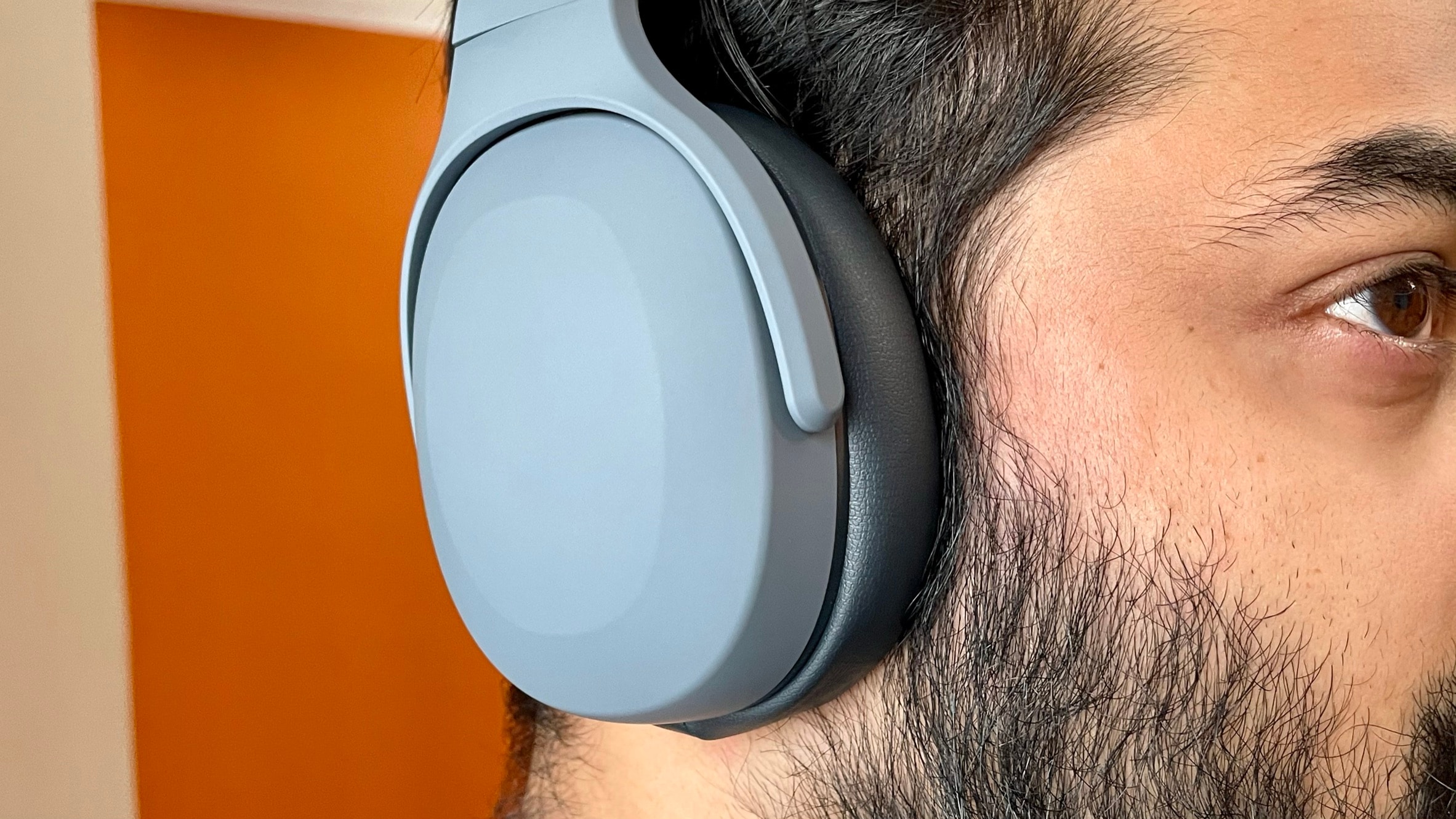 It supports Bluetooth v5.0 and a frequency response of 20Hz - 20KHz. There's also a 40mm driver with built-in Tile-finding technology. It supports Bluetooth v5.0 and a frequency response of 20Hz - 20KHz. There's also a 40mm driver with built-in Tile-finding technology.