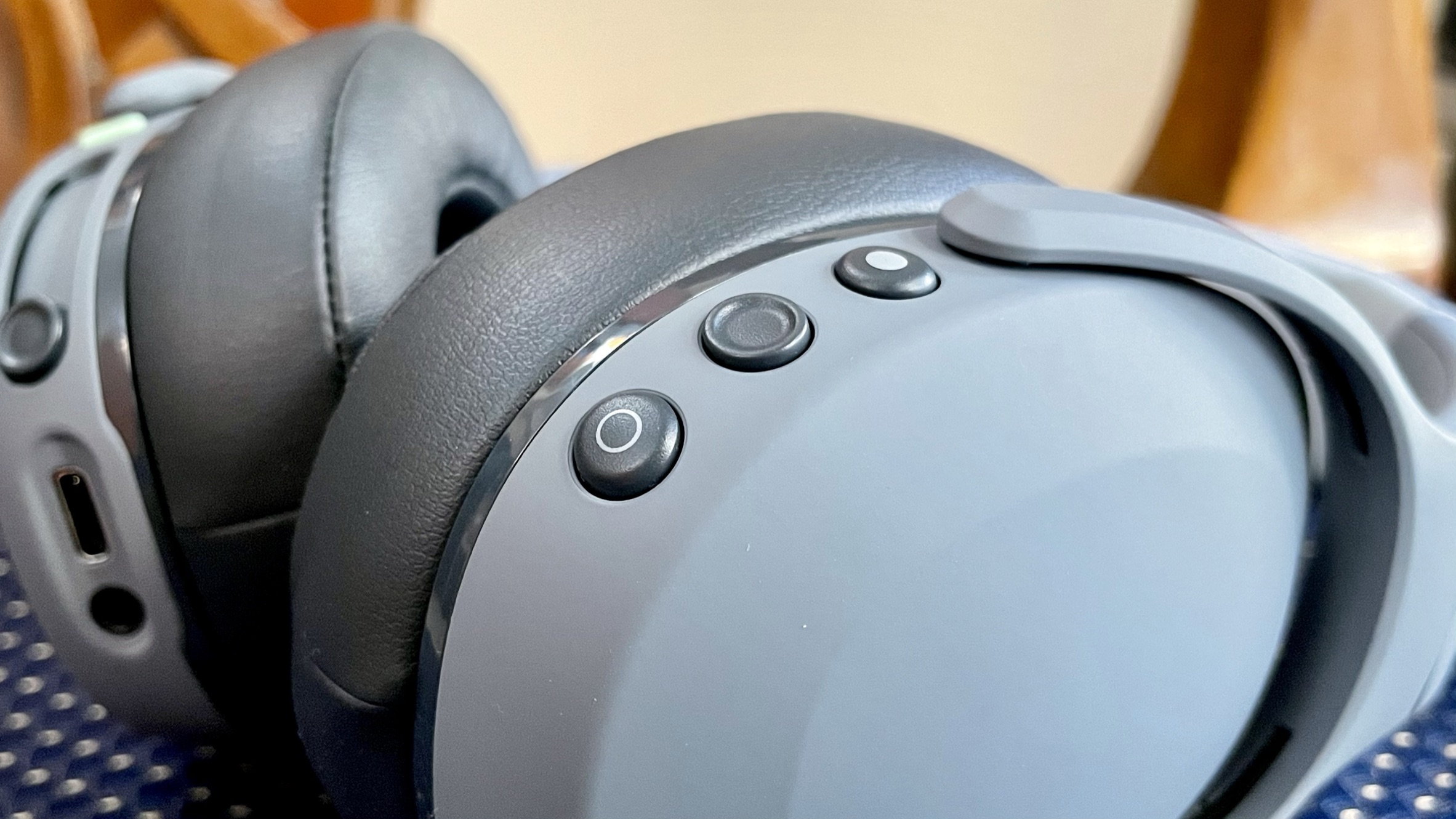 On the right earcup you get buttons to play/pause music, adjust volume, skip tracks, activate voice assistant and take/end calls. On the right earcup you get buttons to play/pause music, adjust volume, skip tracks, activate voice assistant and take/end calls.