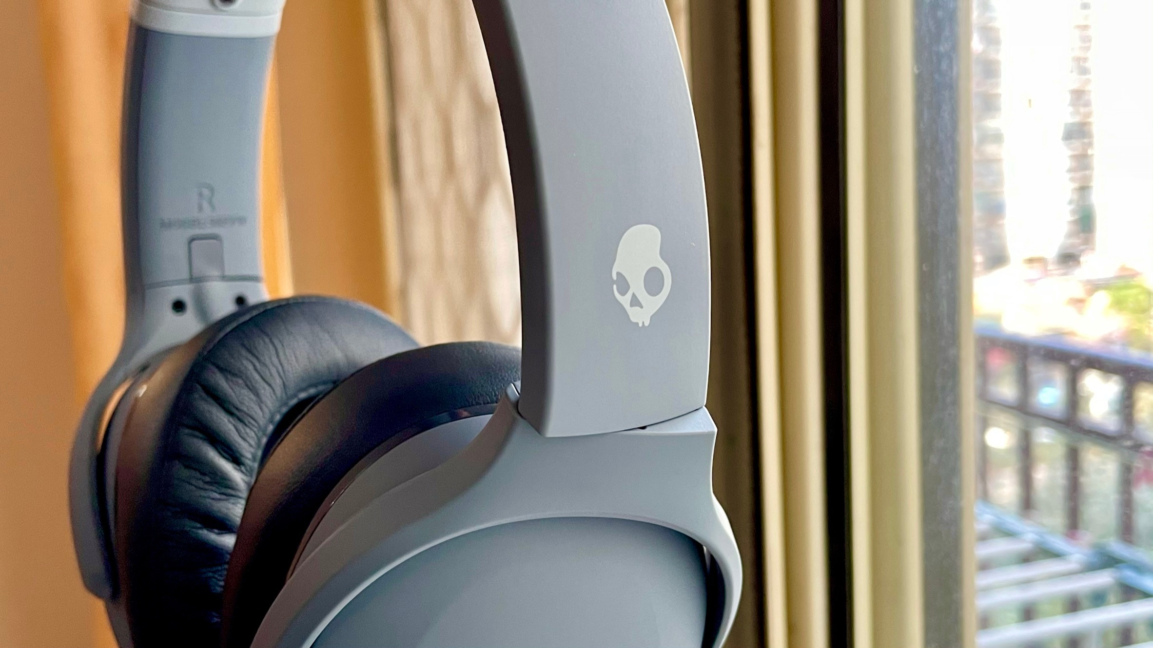 The headphone comes in two colours - True Black and Chill Grey. The headphone comes in two colours - True Black and Chill Grey.