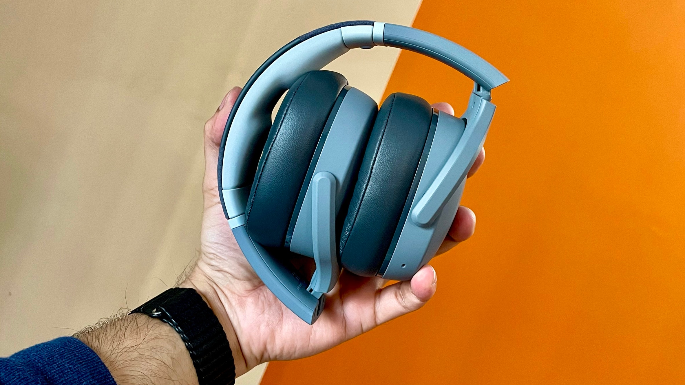 The earcups can be folded and the plastic build makes it lightweight. The earcups can be folded and the plastic build makes it lightweight.