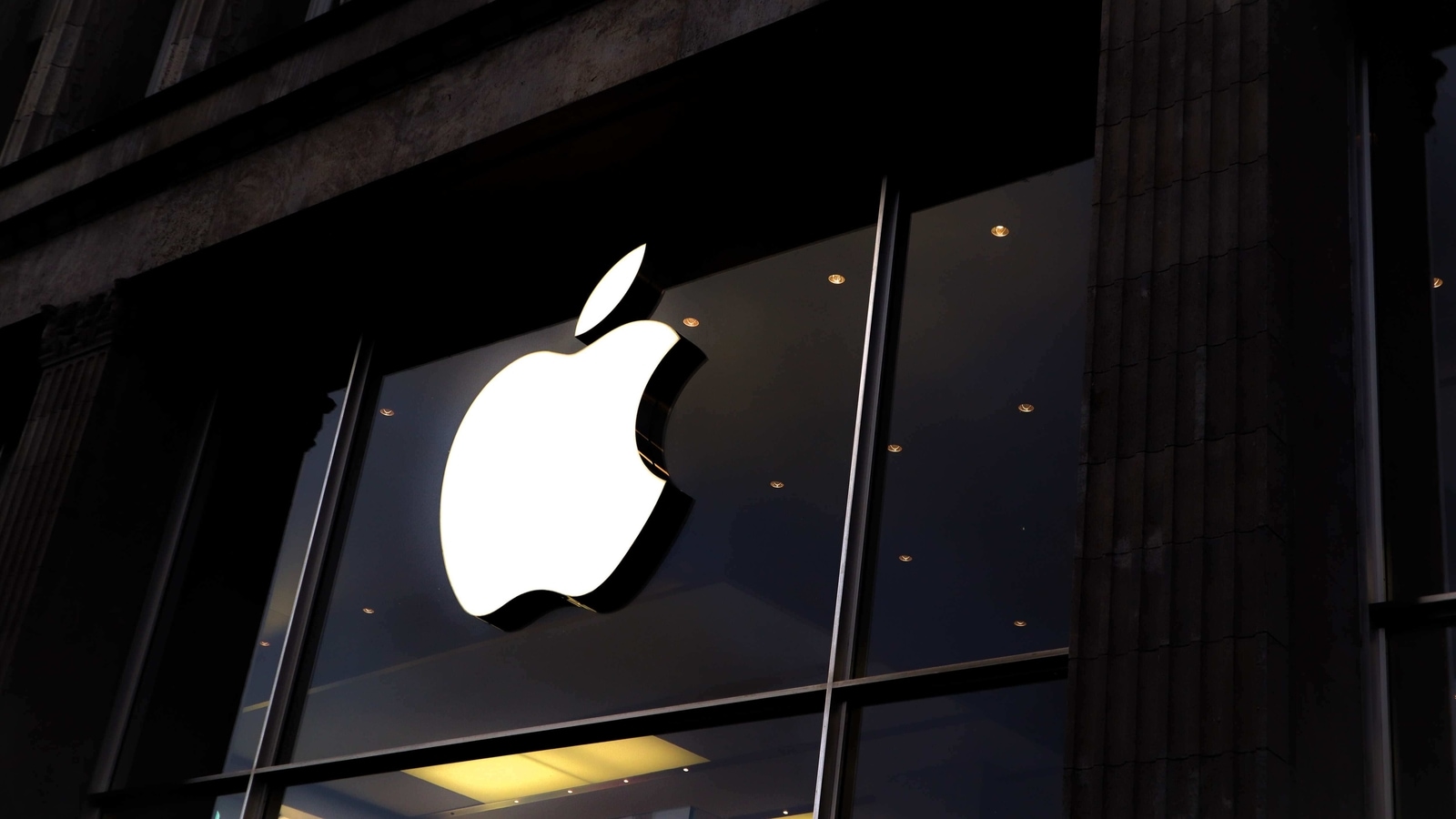 Apple. Apple.