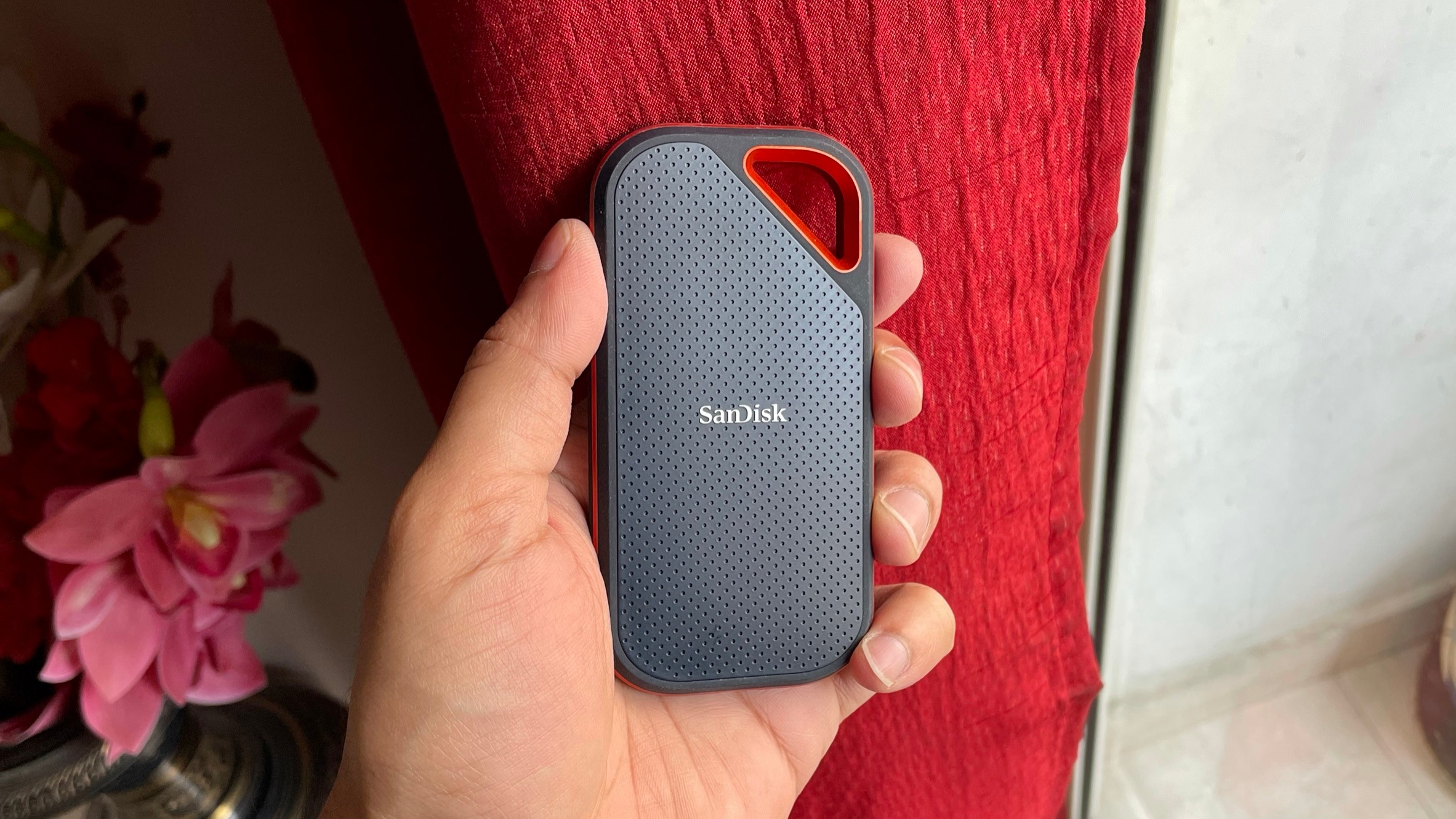 It has up to two meter drop protection with an IP55 rating, which makes it easy to carry around. It has up to two meter drop protection with an IP55 rating, which makes it easy to carry around.