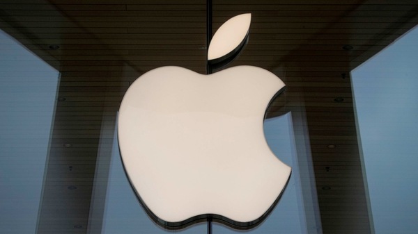 FILE PHOTO: The Apple logo is seen at an Apple Store in Brooklyn, New York, U.S. October 23, 2020.  REUTERS/Brendan McDermid/File Photo