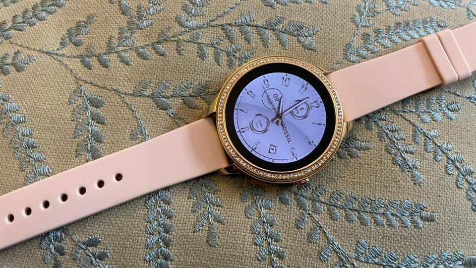 Fossil's latest addition to the Gen 5 smartwatches, the Fossil Gen 5E comes in two sizes - a 44mm and a smaller 42mm. It is priced at <span class='webrupee'>₹</span>18,495.