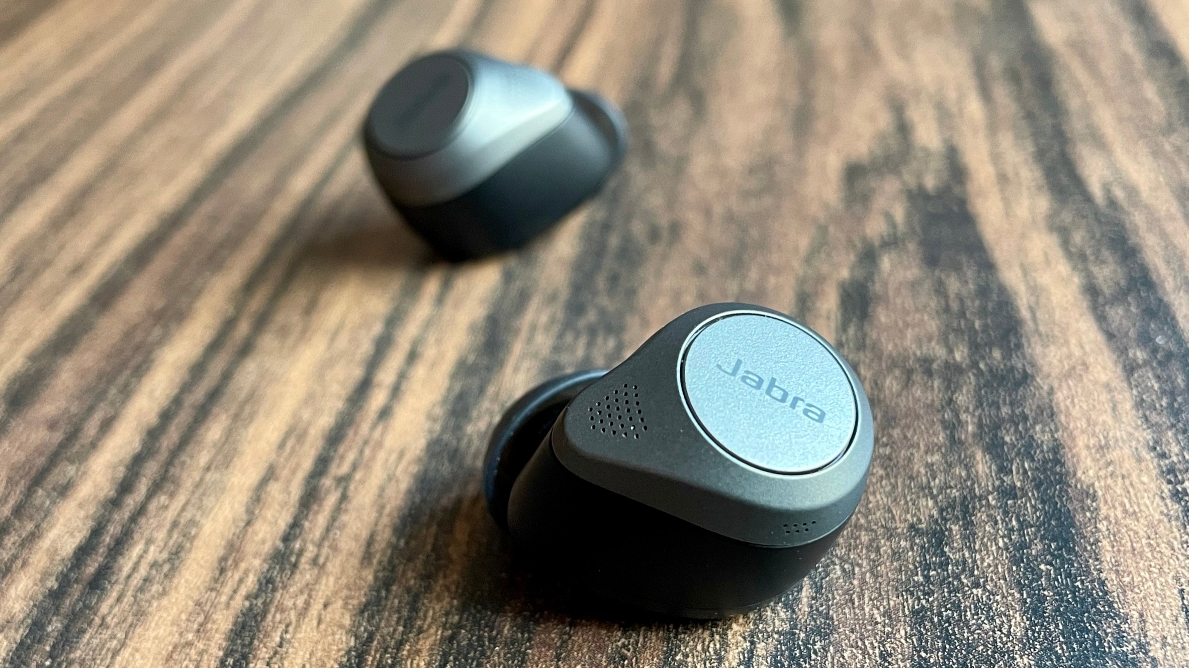 It has 12mm speakers and 6-microphone call technology along with wind protection for superior call quality. It has 12mm speakers and 6-microphone call technology along with wind protection for superior call quality.