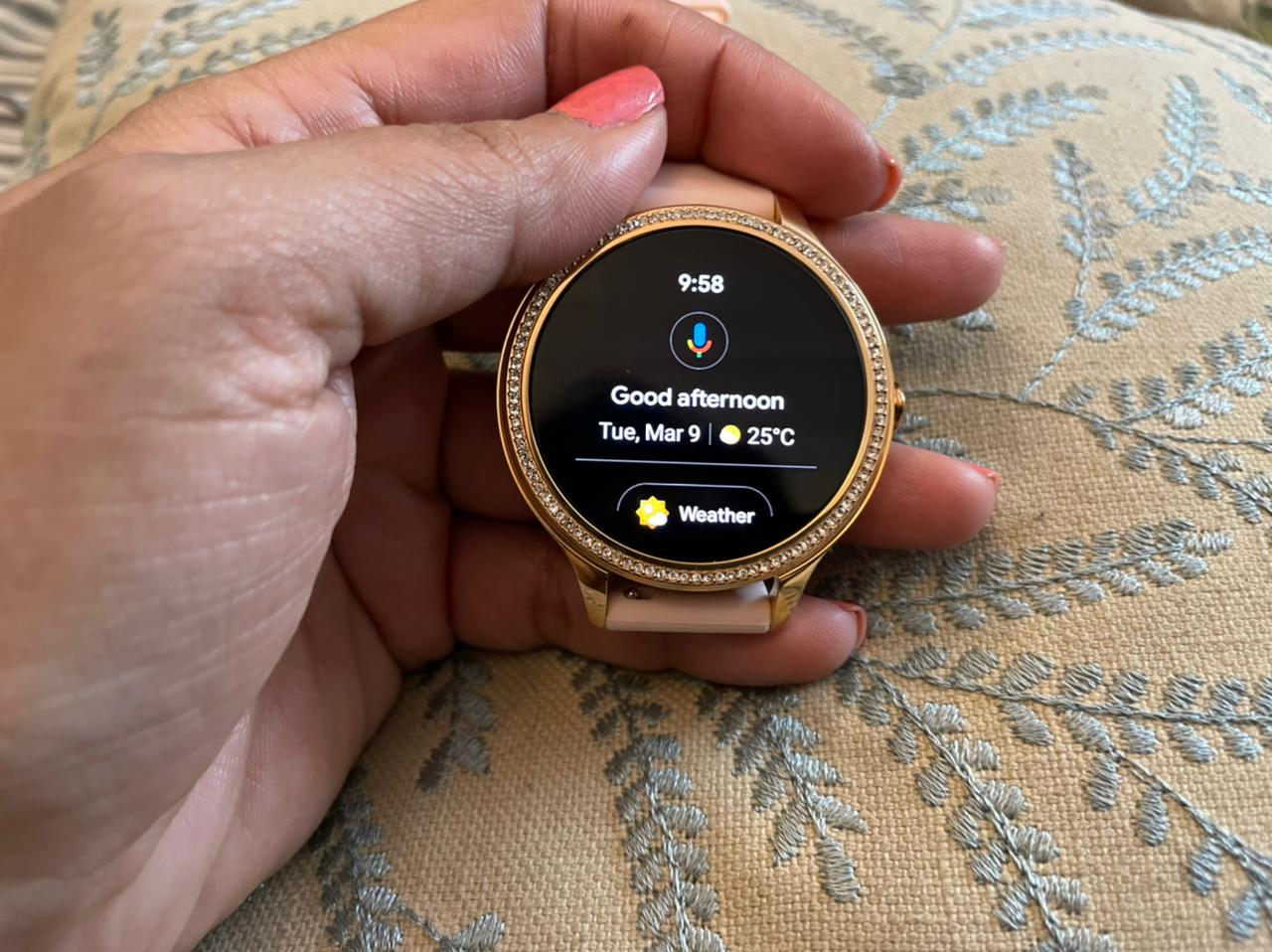 The Fossil Gen 5E supports all your smartphone notifications and alerts and you can also take calls on this. The Fossil Gen 5E supports all your smartphone notifications and alerts and you can also take calls on this.
