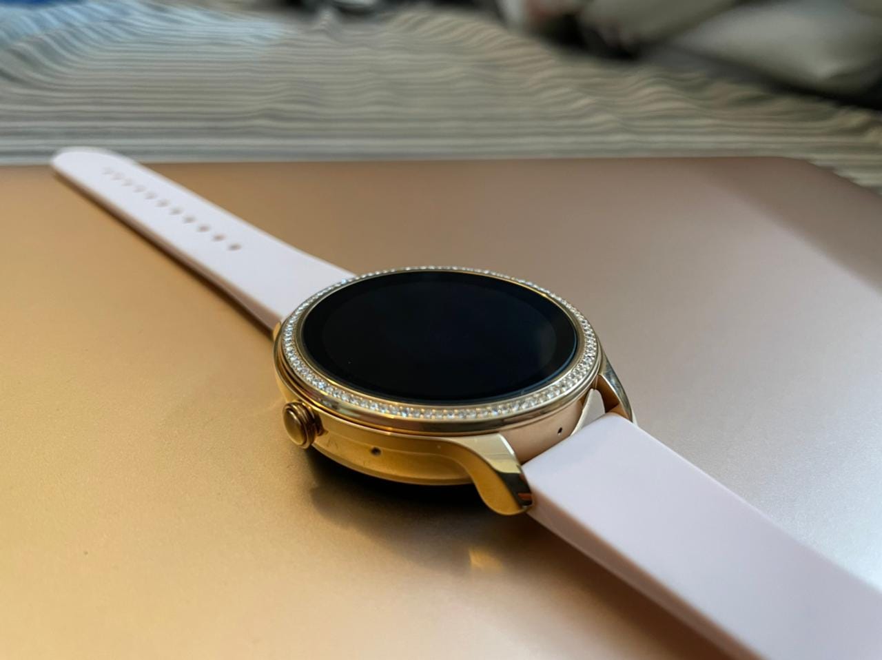 The Fossil Gen 5E comes with a microphone, a speaker, bluetooth and WiFi connectivity and a 300mAh battery that supports rapid charging. The Fossil Gen 5E comes with a microphone, a speaker, bluetooth and WiFi connectivity and a 300mAh battery that supports rapid charging.
