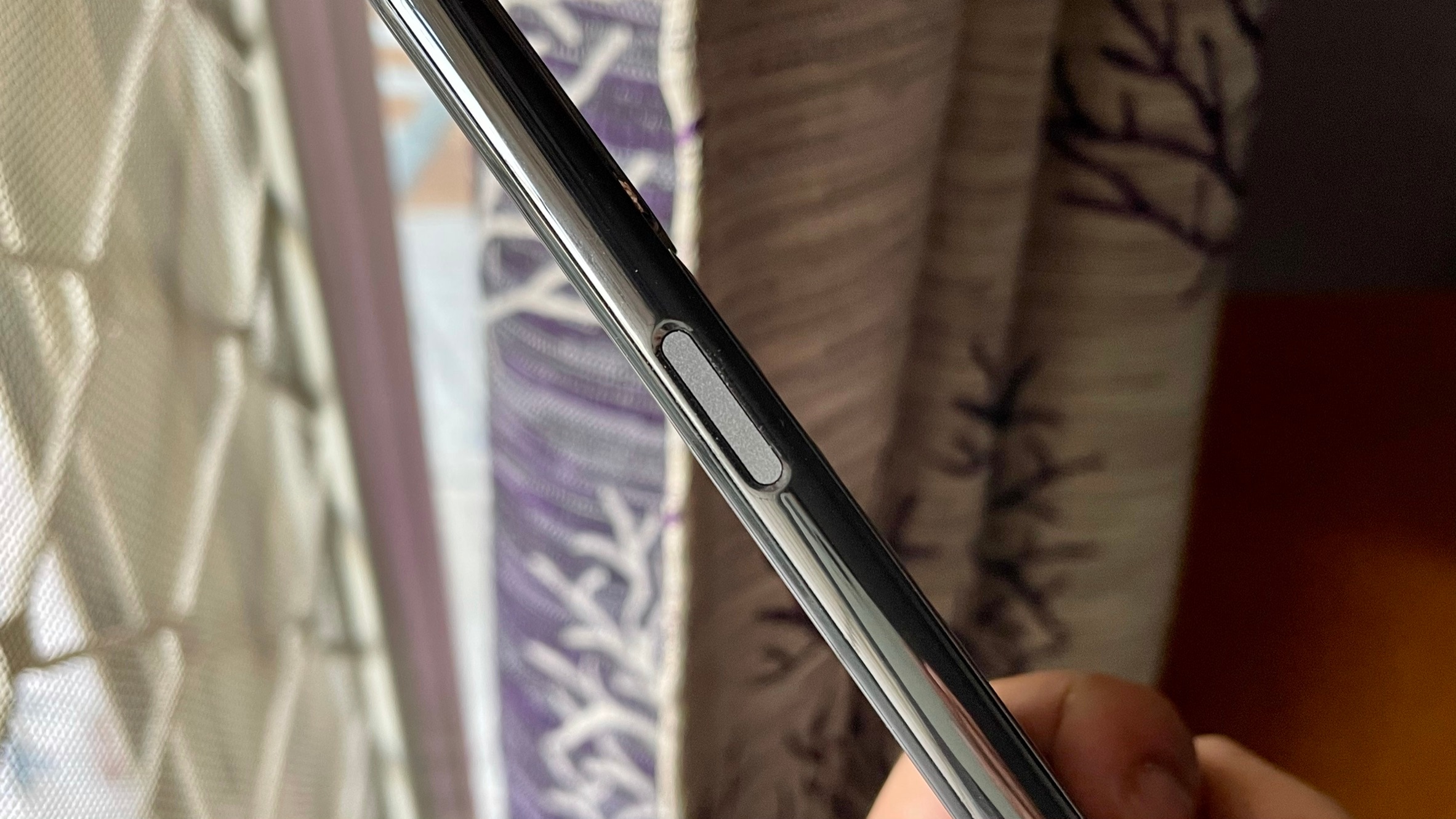 The smartphone has a side-mounted fingerprint sensor, and it has a Google Assistant button as well. Double tapping the Google Assistant launches Visual Snapshot for weather, schedule and other information. The smartphone has a side-mounted fingerprint sensor, and it has a Google Assistant button as well. Double tapping the Google Assistant launches Visual Snapshot for weather, schedule and other information.