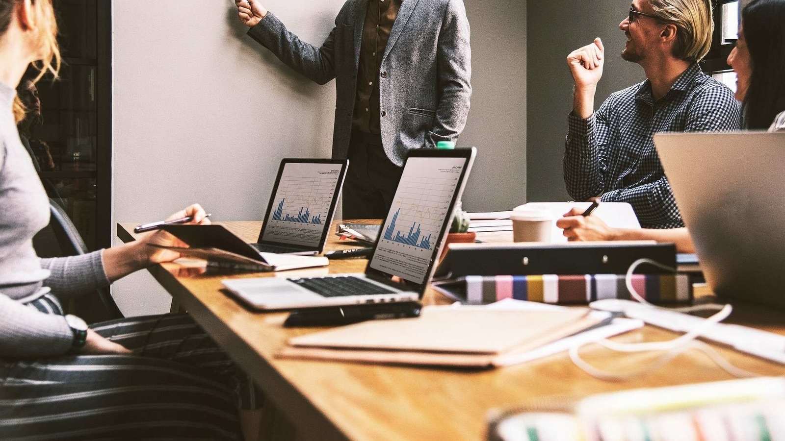 The PowerPoint Presenter Coach listens to you practicing your presentation out loud and analyses what you are saying The PowerPoint Presenter Coach listens to you practicing your presentation out loud and analyses what you are saying
