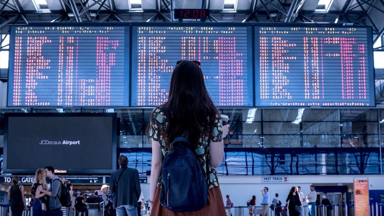 Studies show that the more passengers have access to the use of technology, the higher the rate of satisfaction is, thus allowing the passenger experience at the airport to be improved. Studies show that the more passengers have access to the use of technology, the higher the rate of satisfaction is, thus allowing the passenger experience at the airport to be improved.