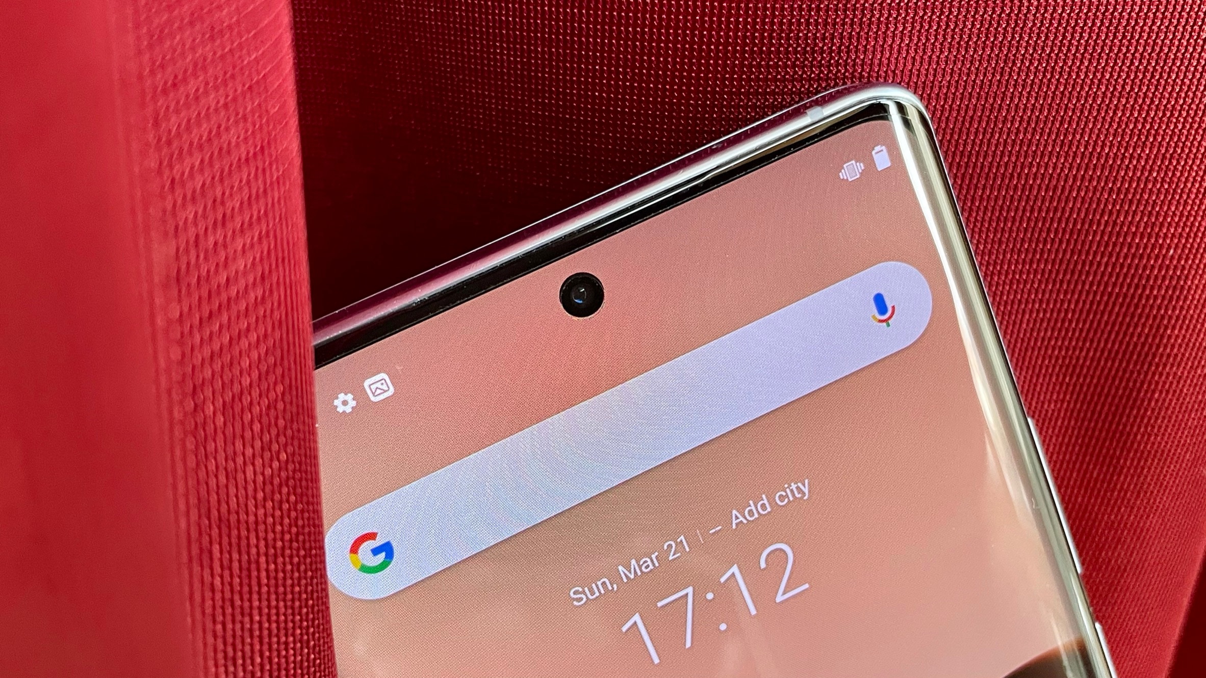There is also a 32MP (f/2.45) front camera. There is also a 32MP (f/2.45) front camera.