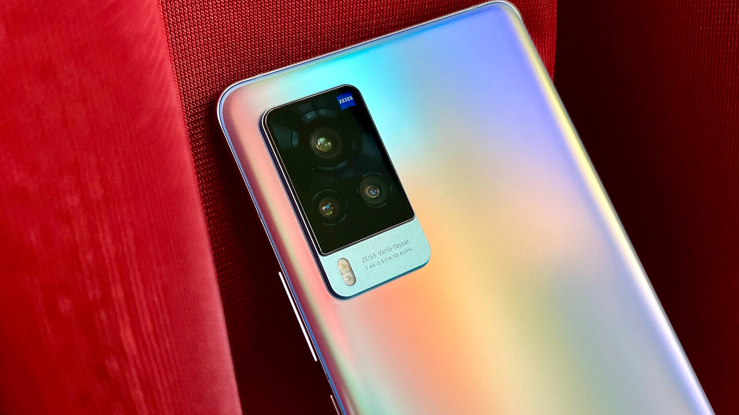 On the battery front, X60 Pro supports 4200mAh battery with 33W flash charge tech. On the battery front, X60 Pro supports 4200mAh battery with 33W flash charge tech.