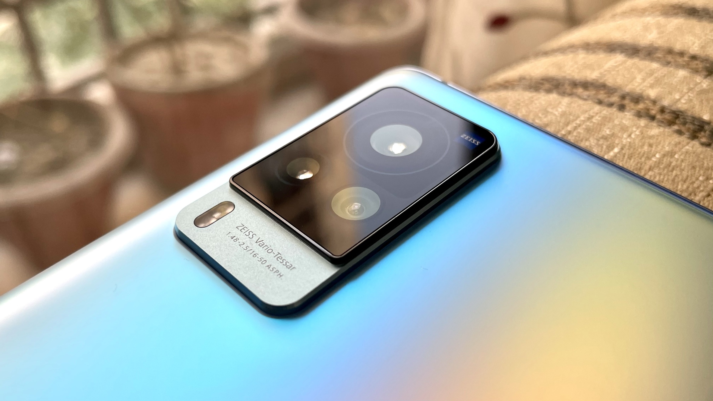 X60 Pro has triple rear cameras consisting of 48MP (Sony IMX598 sensor, f/1.79) + 13MP (f/2.2)+ 13MP (f/2.46) sensors. It also has Gimbal Stabilization 2.0, in addition to VIS 5-axis video stabilization. X60 Pro has triple rear cameras consisting of 48MP (Sony IMX598 sensor, f/1.79) + 13MP (f/2.2)+ 13MP (f/2.46) sensors. It also has Gimbal Stabilization 2.0, in addition to VIS 5-axis video stabilization.