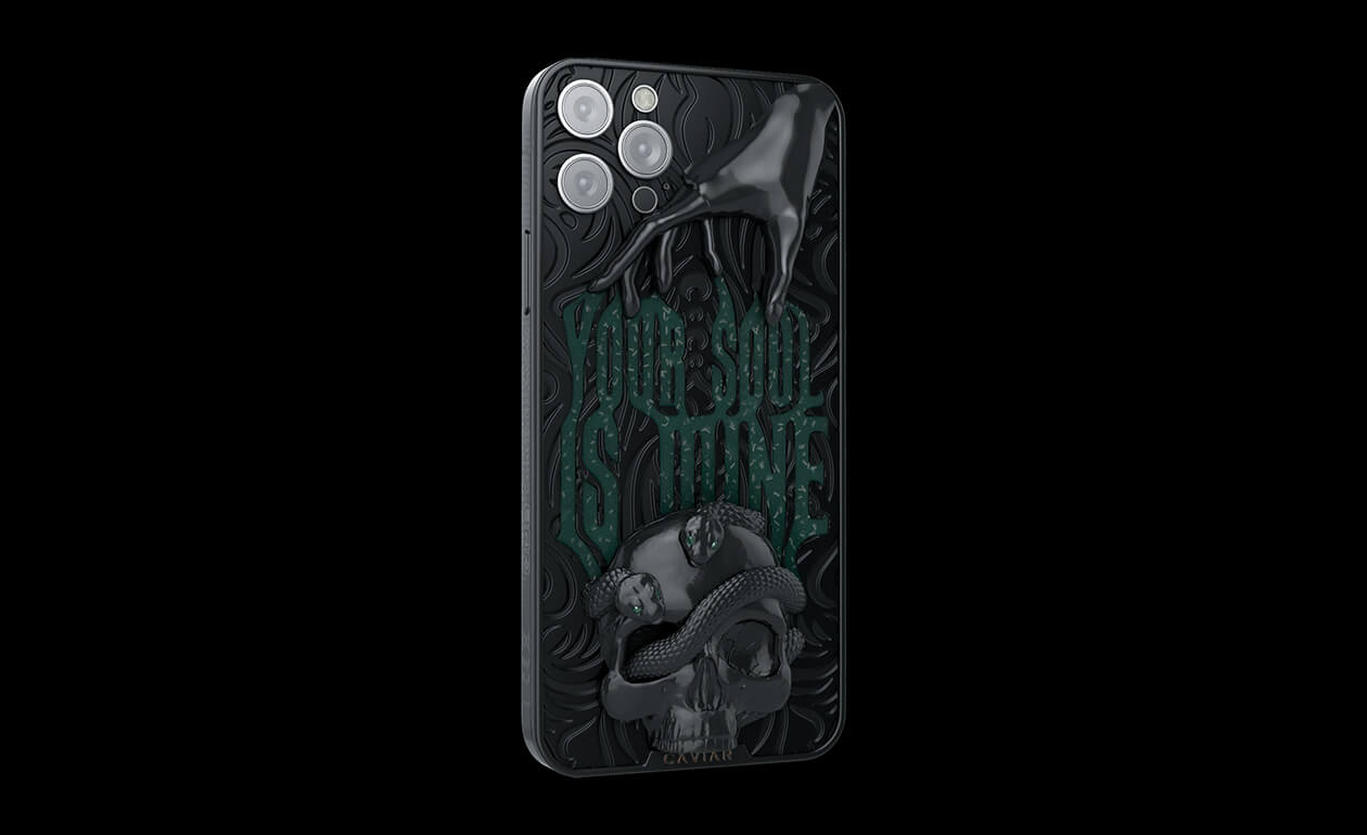 The Shang Tsung version which comes with the “Your soul is mine” catchphrase that’s written with a glow-in-the-dark material. The Shang Tsung version which comes with the “Your soul is mine” catchphrase that’s written with a glow-in-the-dark material.