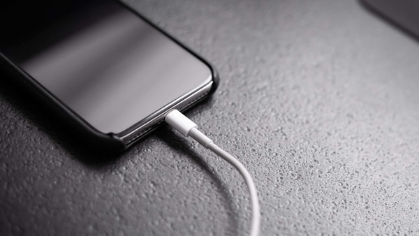 Here's how you easily can save your iPhone battery. 