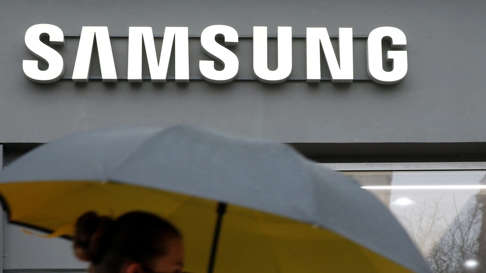 A woman wearing a protective mask walks past a Samsung store in central Kyiv, Ukraine April 2, 2021.  REUTERS/Valentyn Ogirenko