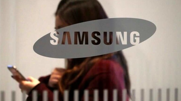 FILE PHOTO: The logo of Samsung Electronics is seen at its office building in Seoul, South Korea January 7, 2019. Picture taken January 7, 2019. REUTERS/Kim Hong-Ji