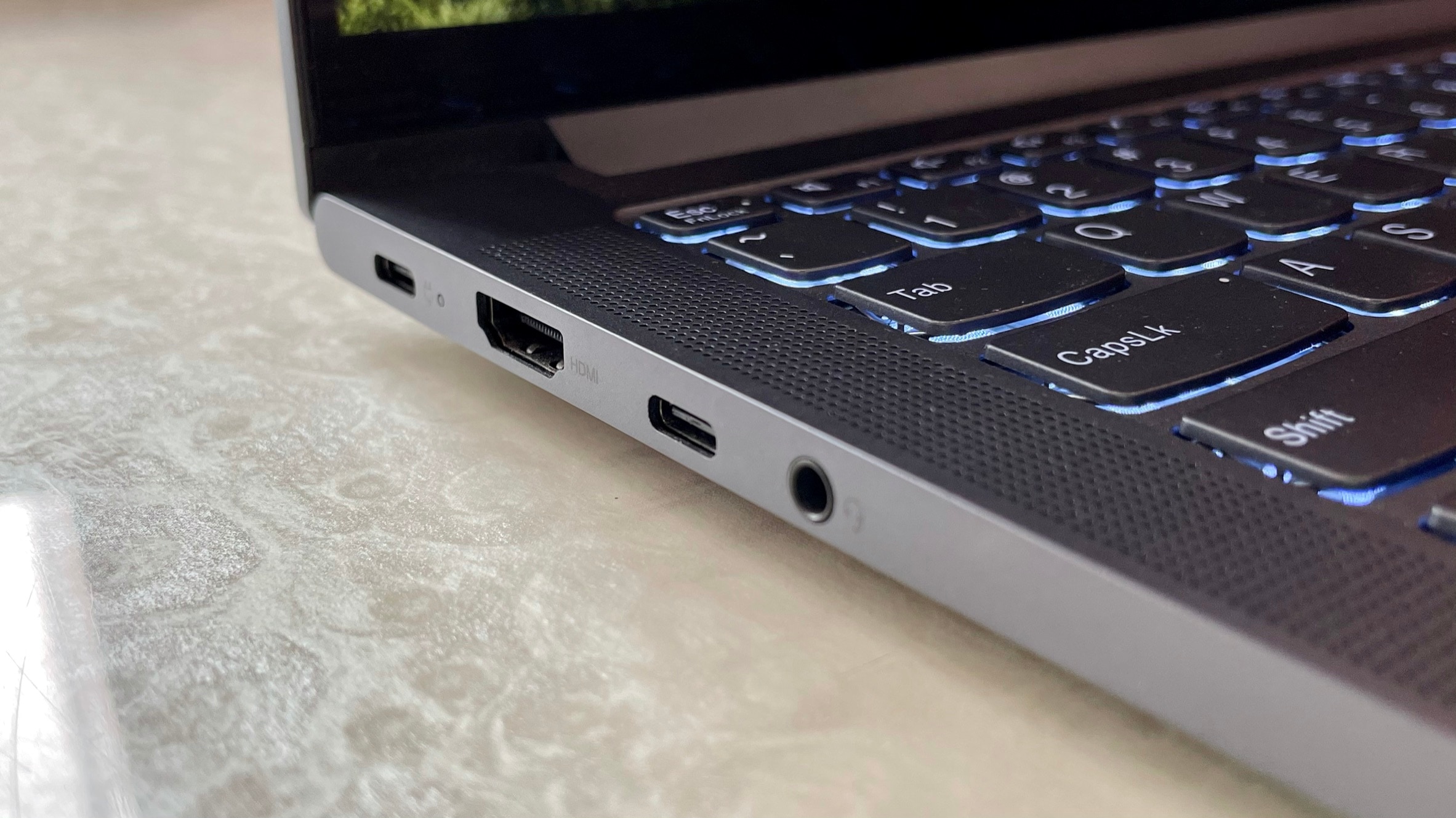 On the left side, there is a 3.5mm audio jack, USB-C 3.2 Gen 2, HDMI and USB-C/Power Delivery. On the left side, there is a 3.5mm audio jack, USB-C 3.2 Gen 2, HDMI and USB-C/Power Delivery.