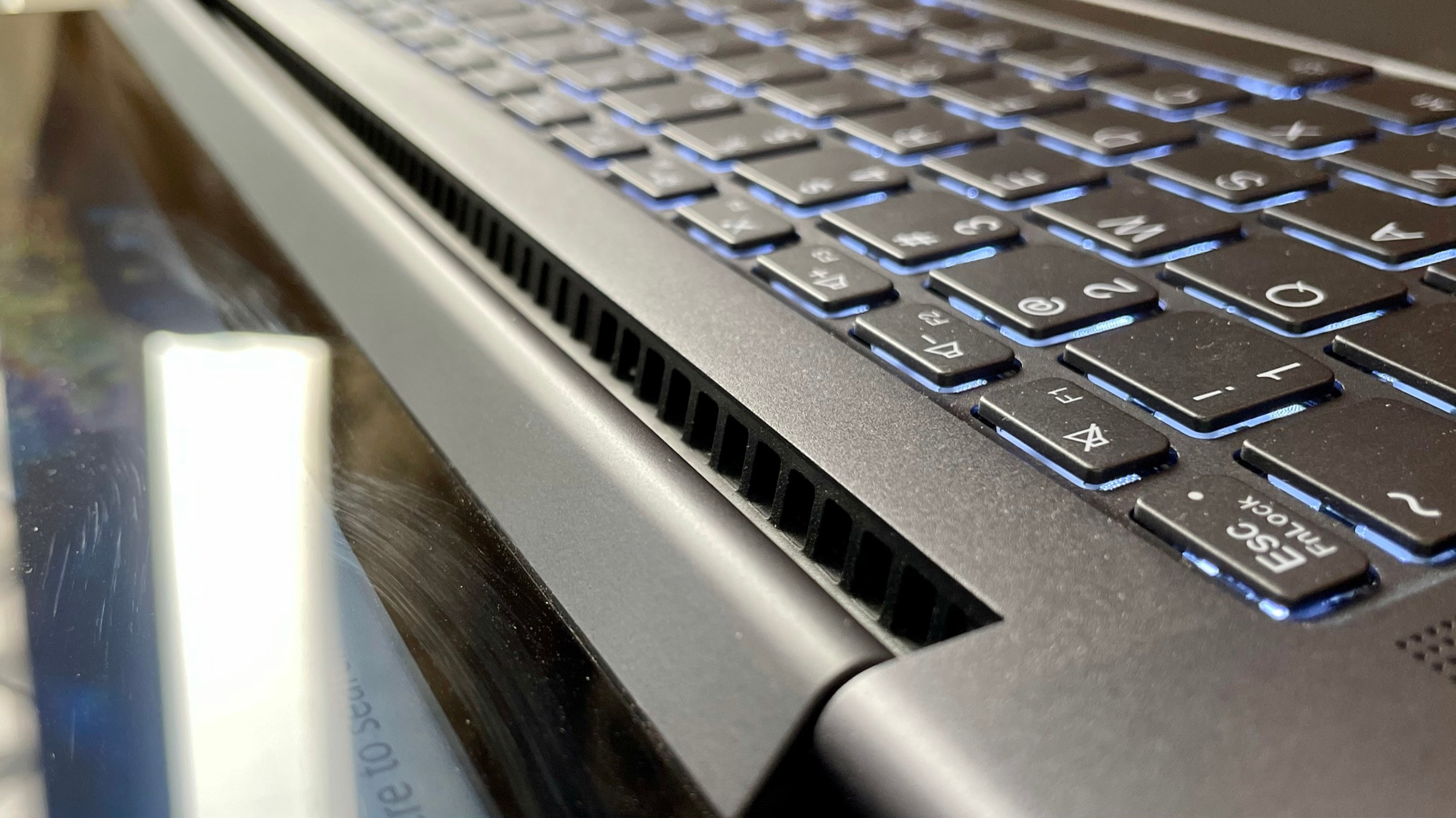 The heat vents are placed right on the hinge so the hot air is thrown out without making the sides heated up. The heat vents are placed right on the hinge so the hot air is thrown out without making the sides heated up.
