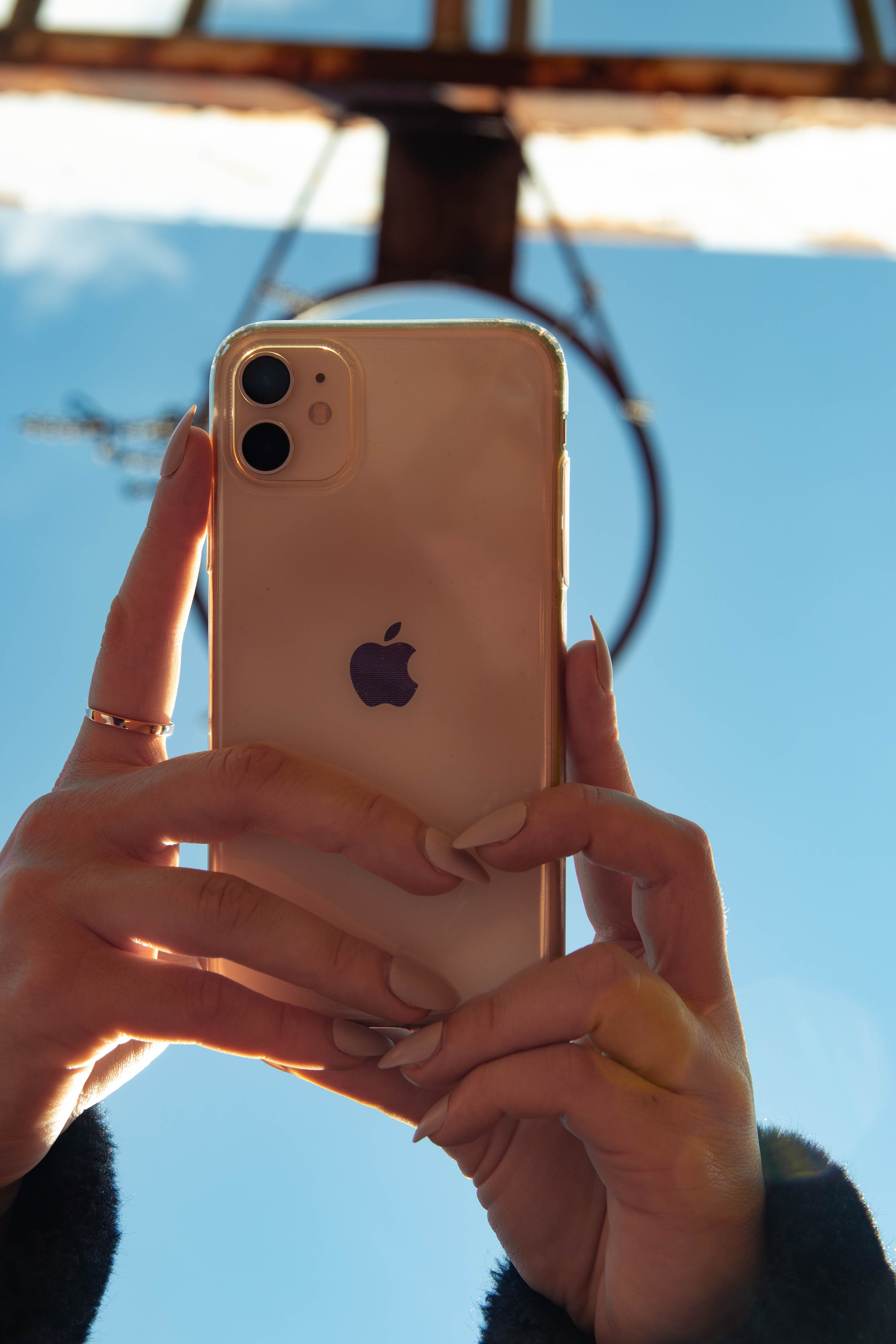 The iPhone SE 3 has a home button and a fingerprint sensor (Touch ID) built on it, whereas the iPhone 11 comes with FaceID. Another thing to note here is that the iPhone SE 3 will support 5G connectivity, while iPhone 11 only supports 4G bands. iPhone 11