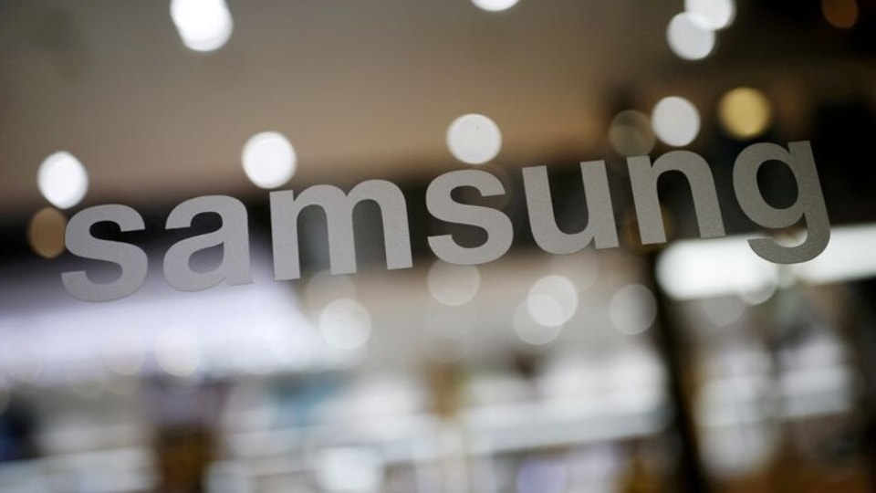 FILE PHOTO: The logo of Samsung Electronics is seen at its headquarters in Seoul, South Korea, April 4, 2016. REUTERS/Kim Hong-Ji/File Photo
