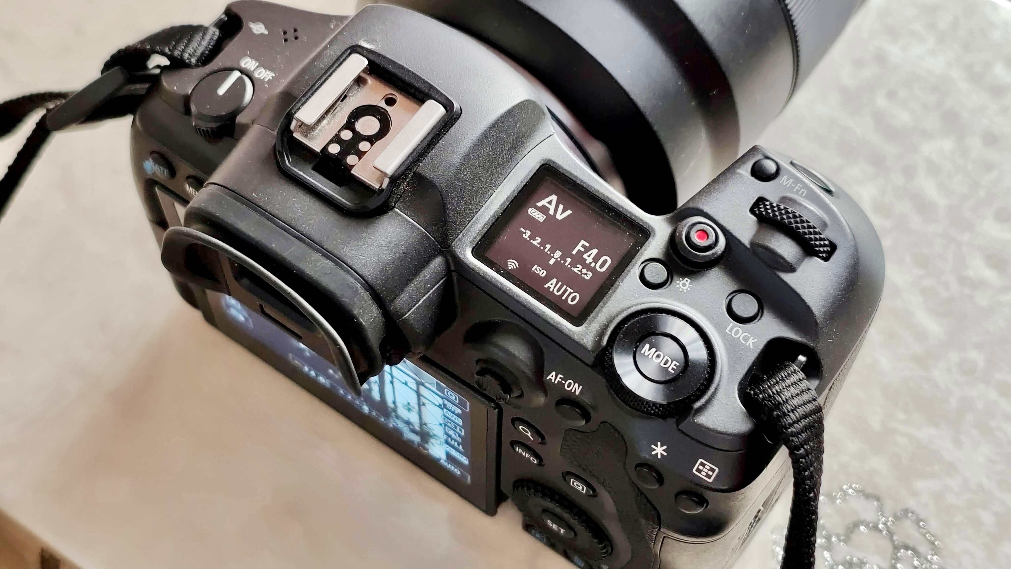 EOR R5 also offers several shooting modes including Scene Intelligent Auto, Flexible-priority AE, Program AE, Shutter-priority AE, Aperture-priority AE, Manual exposure and more. EOR R5 also offers several shooting modes including Scene Intelligent Auto, Flexible-priority AE, Program AE, Shutter-priority AE, Aperture-priority AE, Manual exposure and more.