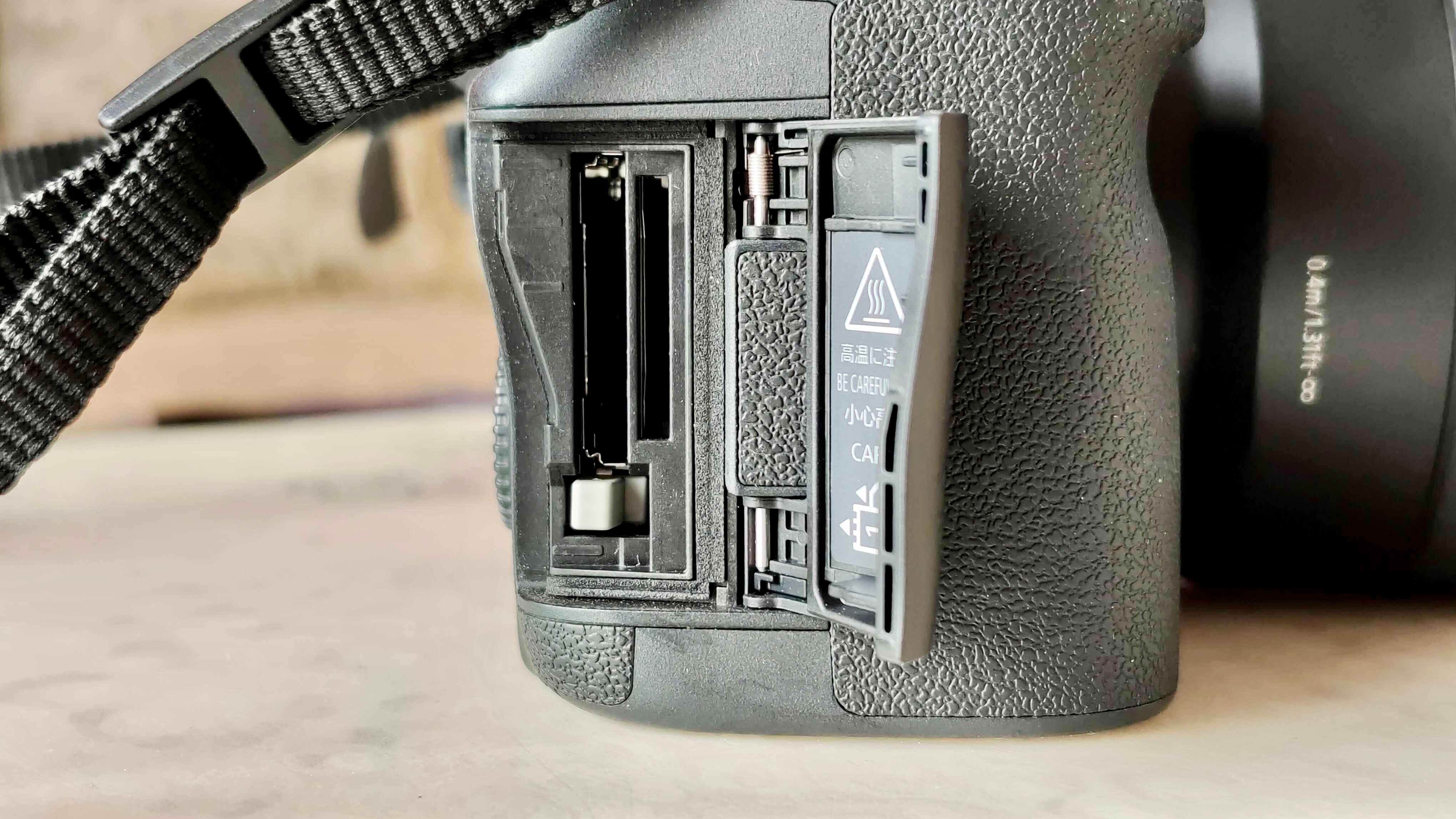 It also supports two memory cards: 1x SD, SDHC (UHS-I and II), SDXC (UHS-I and II), 1x CFexpress memory card (Type B compatible). It also supports two memory cards: 1x SD, SDHC (UHS-I and II), SDXC (UHS-I and II), 1x CFexpress memory card (Type B compatible).