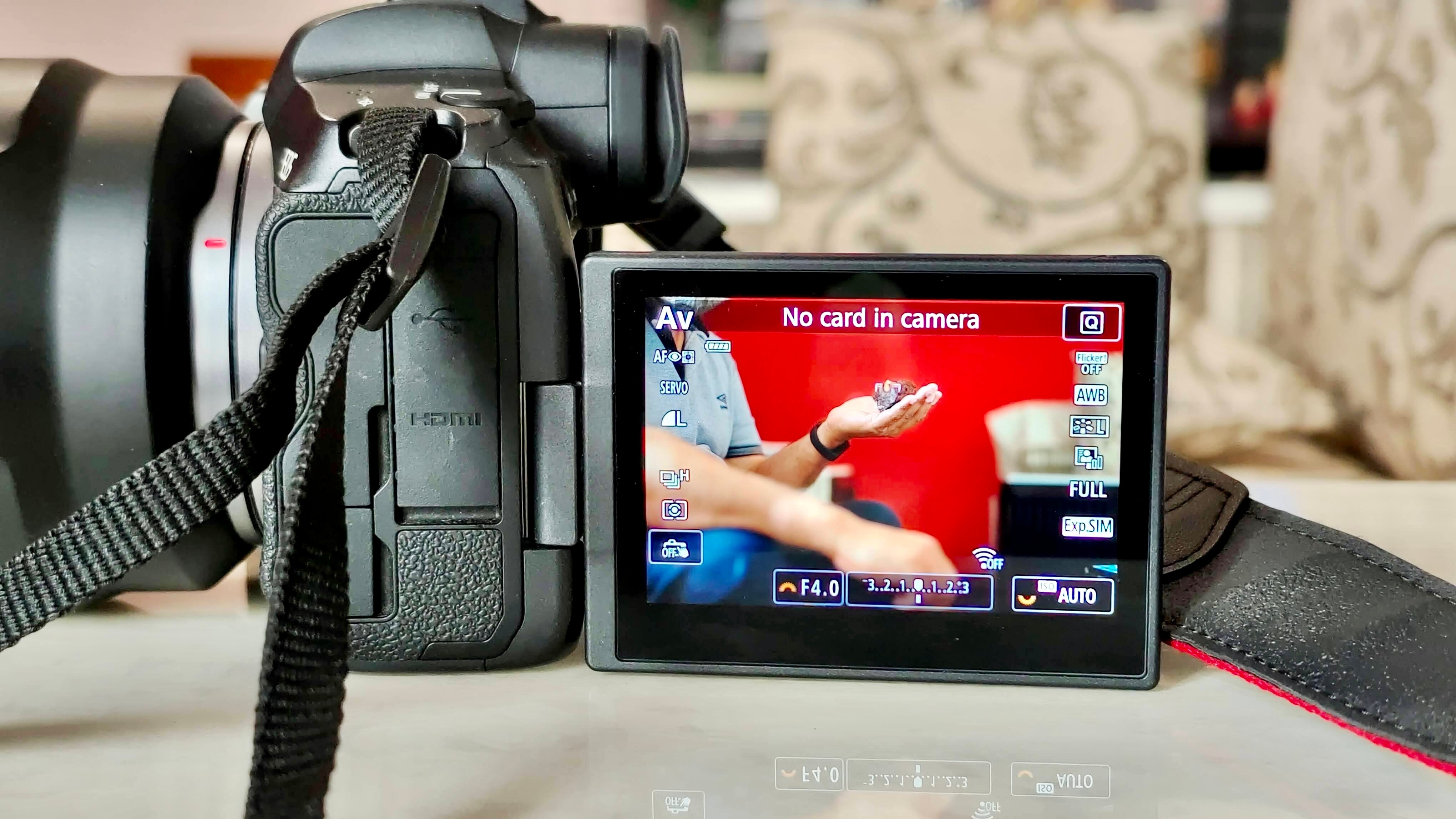 There is a 3.2-inch touch LCD rotational monitor that has 2,100,000 dpi resolution as well. There is a 3.2-inch touch LCD rotational monitor that has 2,100,000 dpi resolution as well.