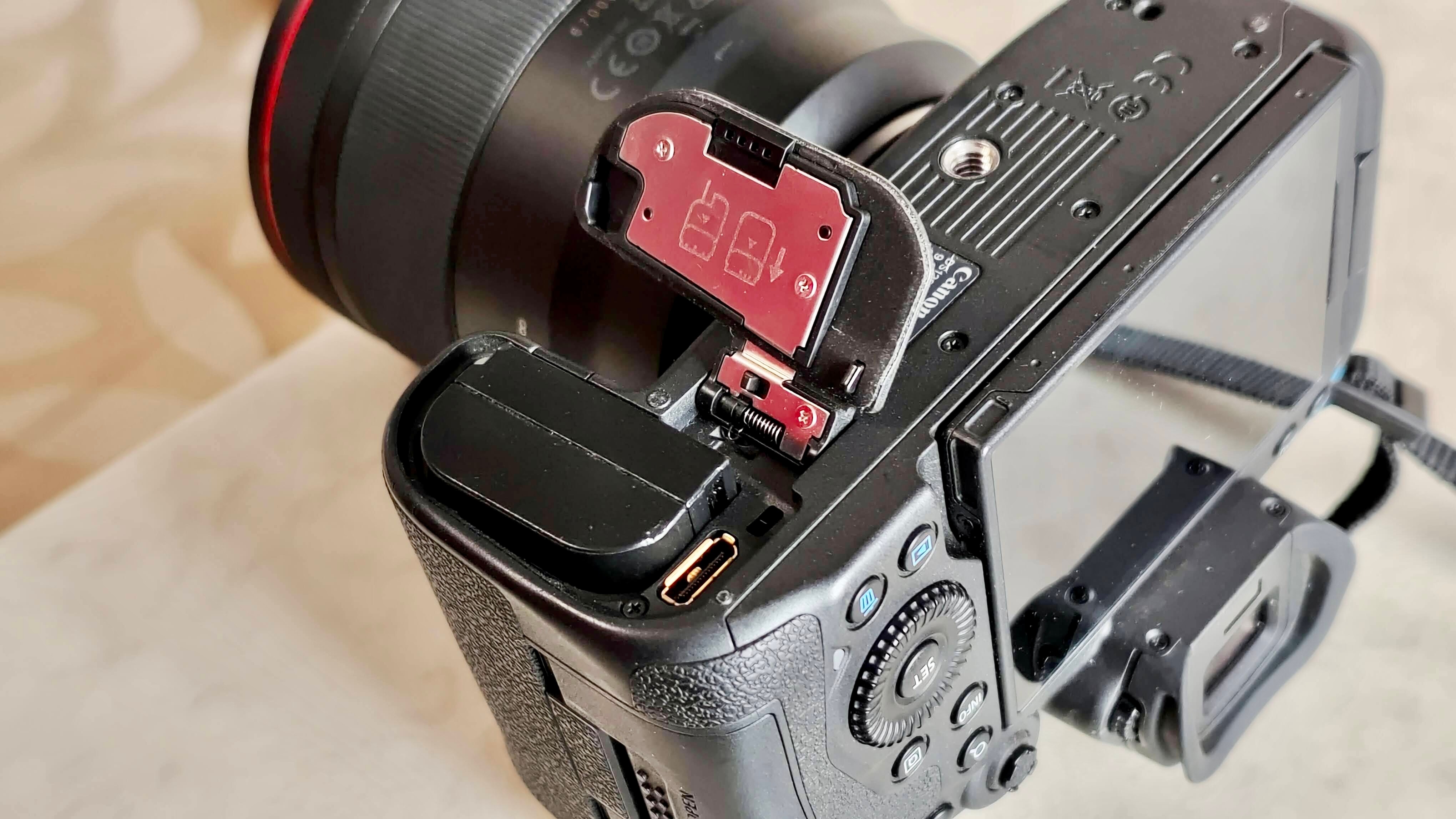 EOS R5 supports LP-E6NH, LP-E6N and LP-E6 batteries. EOS R5 supports LP-E6NH, LP-E6N and LP-E6 batteries.