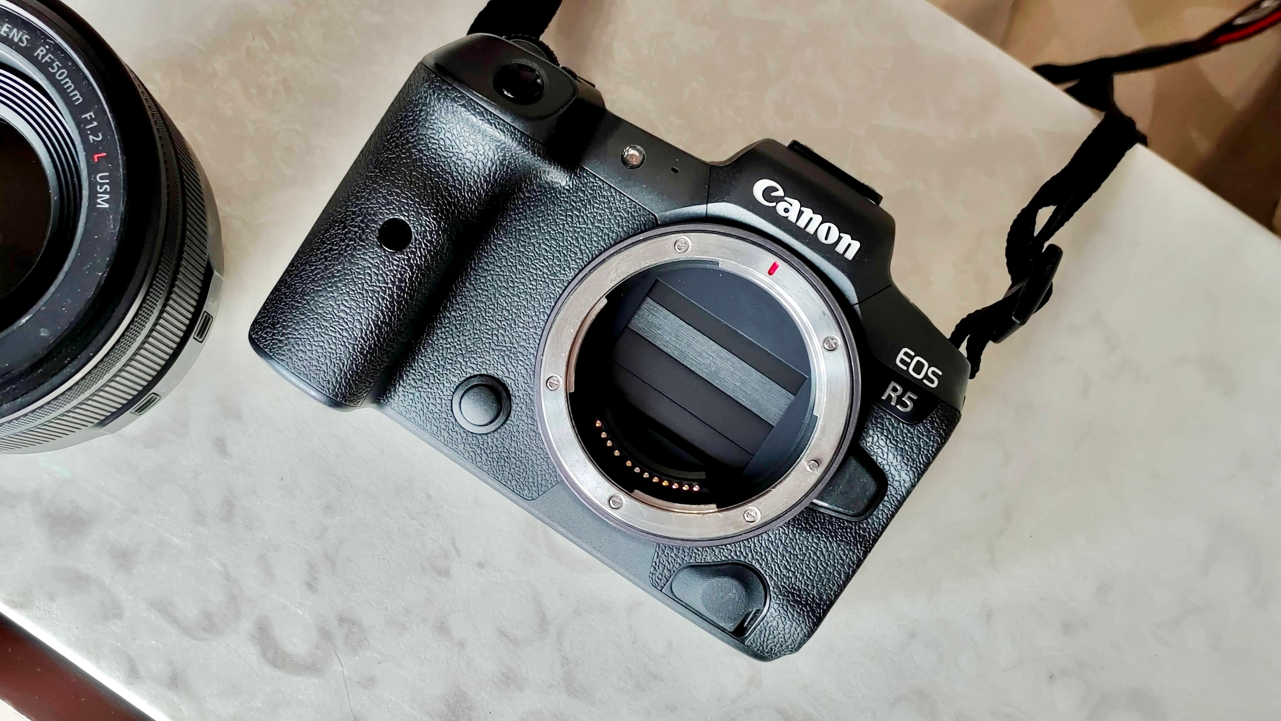 You get an ISO range of 100–51200 for still images and 100–25600 for RAW and HDR PQ movie recordings. You get an ISO range of 100–51200 for still images and 100–25600 for RAW and HDR PQ movie recordings.