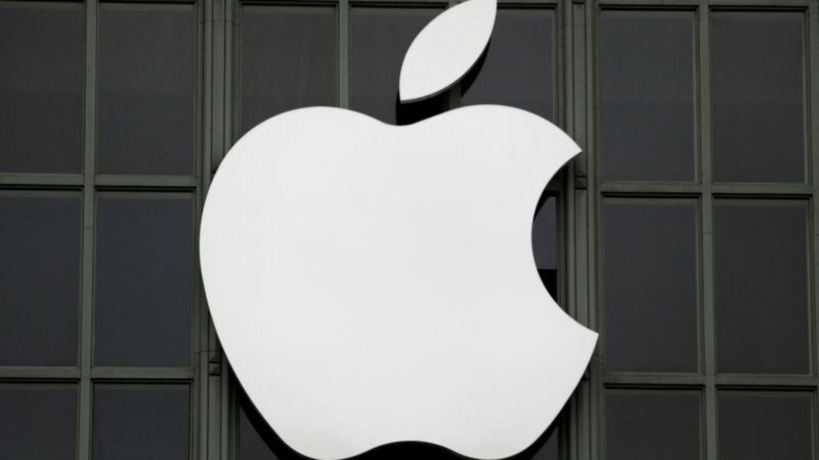 FILE PHOTO: The Apple Inc logo is shown outside the company's 2016 Worldwide Developers Conference in San Francisco, California, U.S. June 13, 2016. REUTERS/Stephen Lam