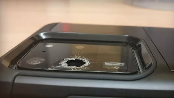 The defect in the devices affects the back camera module’s glass covering leading it to shatter randomly without any external force.