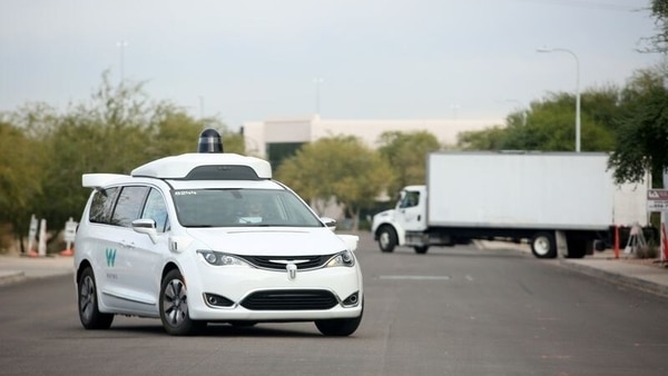 FILE PHOTO: A Waymo Chrysler Pacifica Hybrid self-driving vehicle returns to a depot in Chandler, Arizona, November 29, 2018. REUTERS/Caitlin O’Hara/File Photo