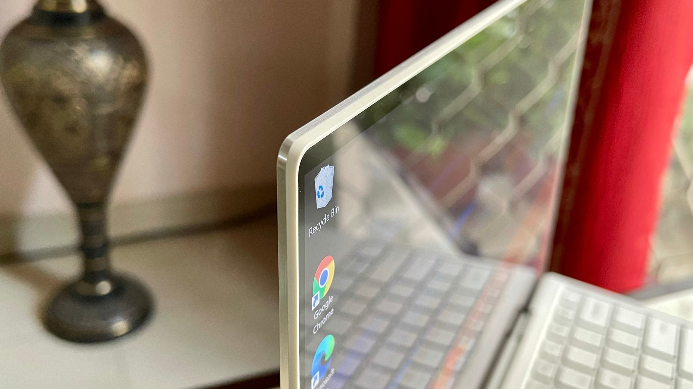 There is a 13.3-inch InfinityEdge screen with up to UHD+ touch support, HDR, Dolby Vision, 100% sRGB and 90% DCI P3 coverage. There is a 13.3-inch InfinityEdge screen with up to UHD+ touch support, HDR, Dolby Vision, 100% sRGB and 90% DCI P3 coverage.