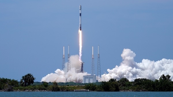 A SpaceX Falcon 9 rocket lifts off with a payload of the 29th batch of approximately 60 satellites for SpaceX's Starlink broadband network from Space Launch Complex 40 at the Cape Canaveral Space Force Station in Cape Canaveral, on Wednesday, May 26, 2022. 