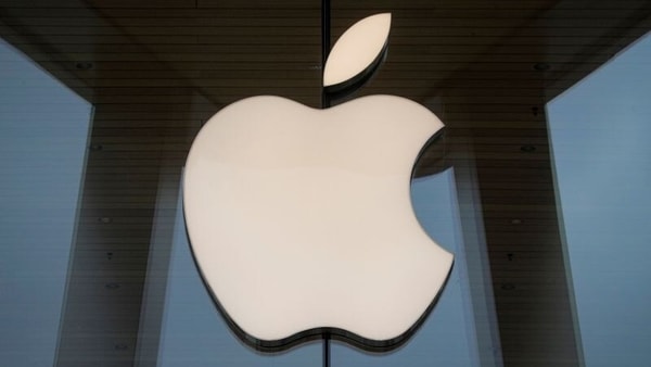 FILE PHOTO: The Apple logo is seen at an Apple Store, as Apple's new 5G iPhone 12 went on sale in Brooklyn, New York, U.S. October 23, 2020.  REUTERS/Brendan McDermid