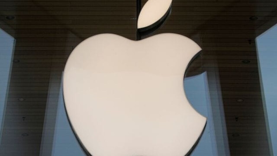 FILE PHOTO: The Apple logo is seen at an Apple Store, as Apple's new 5G iPhone 12 went on sale in Brooklyn, New York, U.S. October 23, 2020.  REUTERS/Brendan McDermid